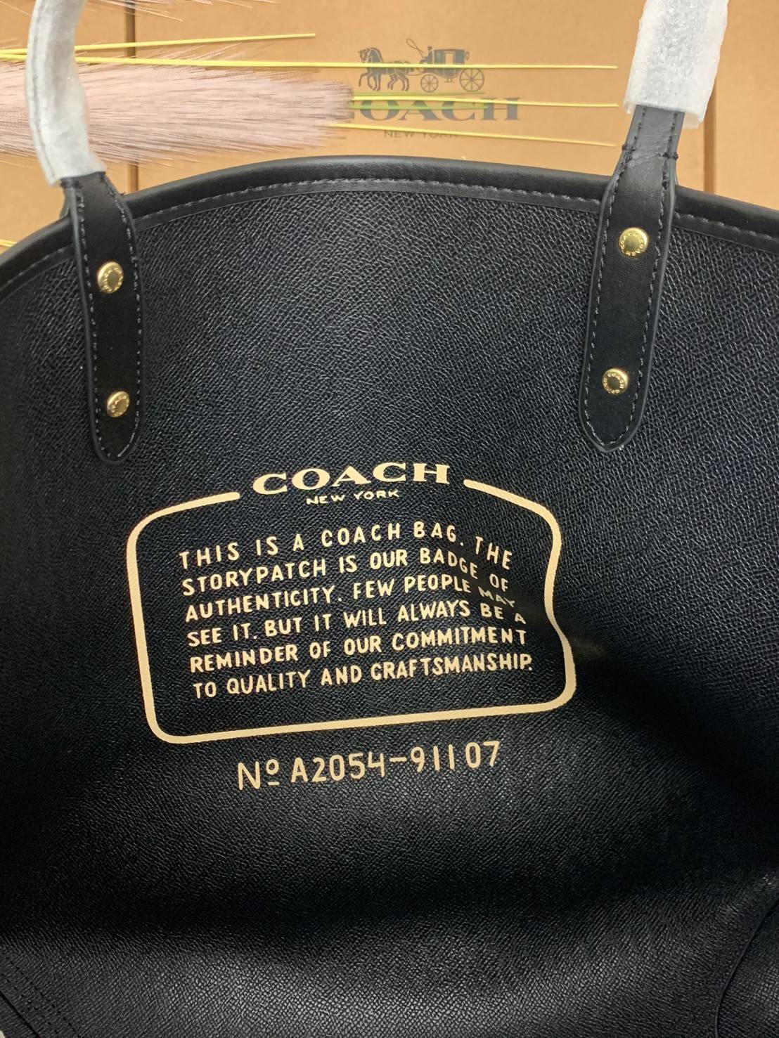 COACH 91107 REVERSIBLE CITY TOTE WITH HORSE AND CARRIAGE PRINT ใช้ได้ 2 ด้าน 🔺ทรง Tote รุ่นแนะนำค่ะ!! วัสดุ pvc อย่างดี นิ่มยวบตัวสวย ลายรถม้าทั้งใบค่ะ (ในไทยหายากค่ะลายนี้) 📌สามารถใช้ได้ทั้งด้านในและด้านนอกนะคะ สวยทั้ง2ด้านเลยทีเดียว เป็น