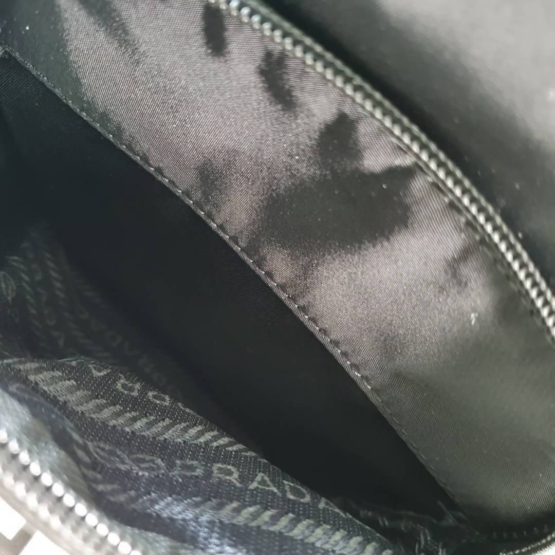 พร้อมส่งรุ่นขายดี กับงานพรีเมี่ยมกิ้ฟแบรนด์ดังอย่าง PRADA ทรง MESSENGER ทรงยอดฮิต สำหรับท่านชาย เนื้อผ้า Nylon มาพร้อมกับทรงสูง ใส่ ของได้หลากหลาย ขนาดกำลังดี เปิดปิดด้านหน้าด้วยตัวล็อคเข็มขัด ด้านในเปิดปิดด้วยซิป อะไหล่สีเงินทั้งใบ จะซื้อใช้เองหรือบมอบเป