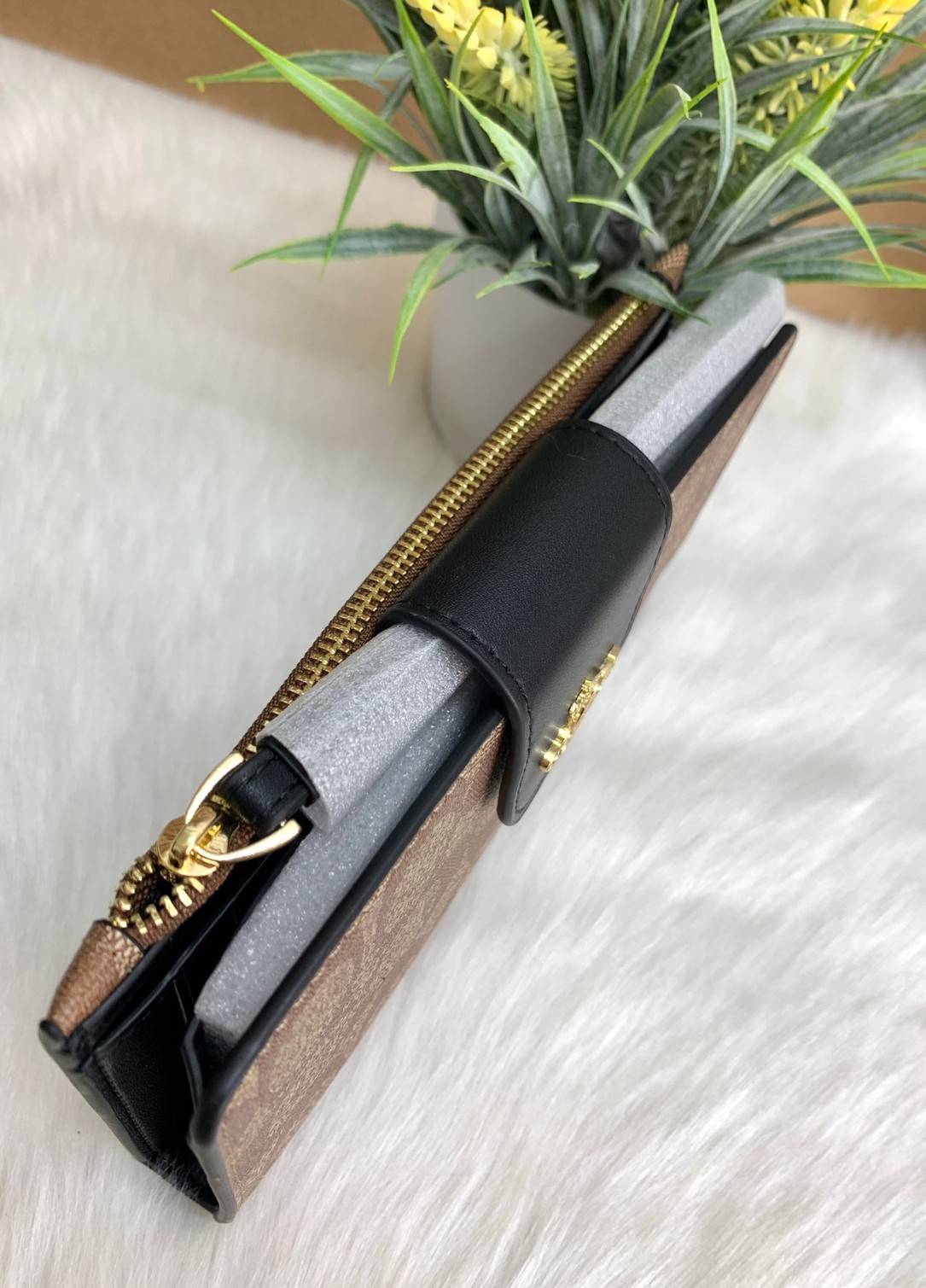 พร้อมส่งครบ 5 สี กระเป๋าสตางค์ที่สาวๆต้องมีติดตัวค่าา😘 COACH TECH WALLET IN COLORBLOCK SIGNATURE ((C2874)) ✔️กระเป๋าเงินใบยาว หนังแท้ พร้อมสายคล้องมือในตัวค่ะ ✔️เปิดปิดด้านหน้าแบบฝากระดุม ภายในมีช่องใส่ธนบัตร2ช่อง ;สามารถใส่มือถือ ip