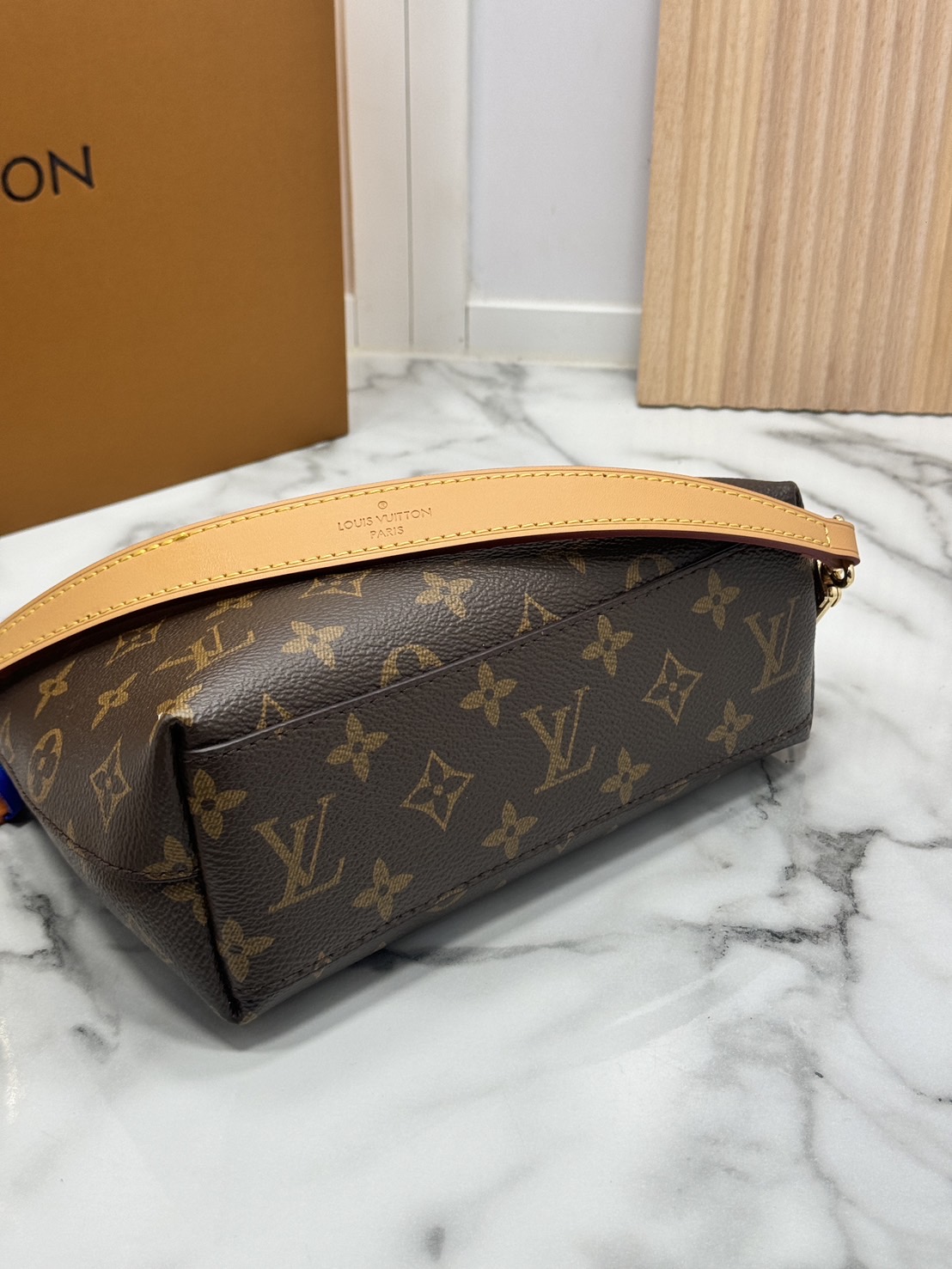 ORI หนังแท้ | LV Mini CarryAll Monogram canvas กระเป๋าสะพายไซ์เล็ก แครี่ออลรุ่นใหม่ มาพร้อมห่วงโซ่หัวใจห้อยสุดคิ้ว และสายสะพายแยกถอดได้ สวยหรูคลาสสิก