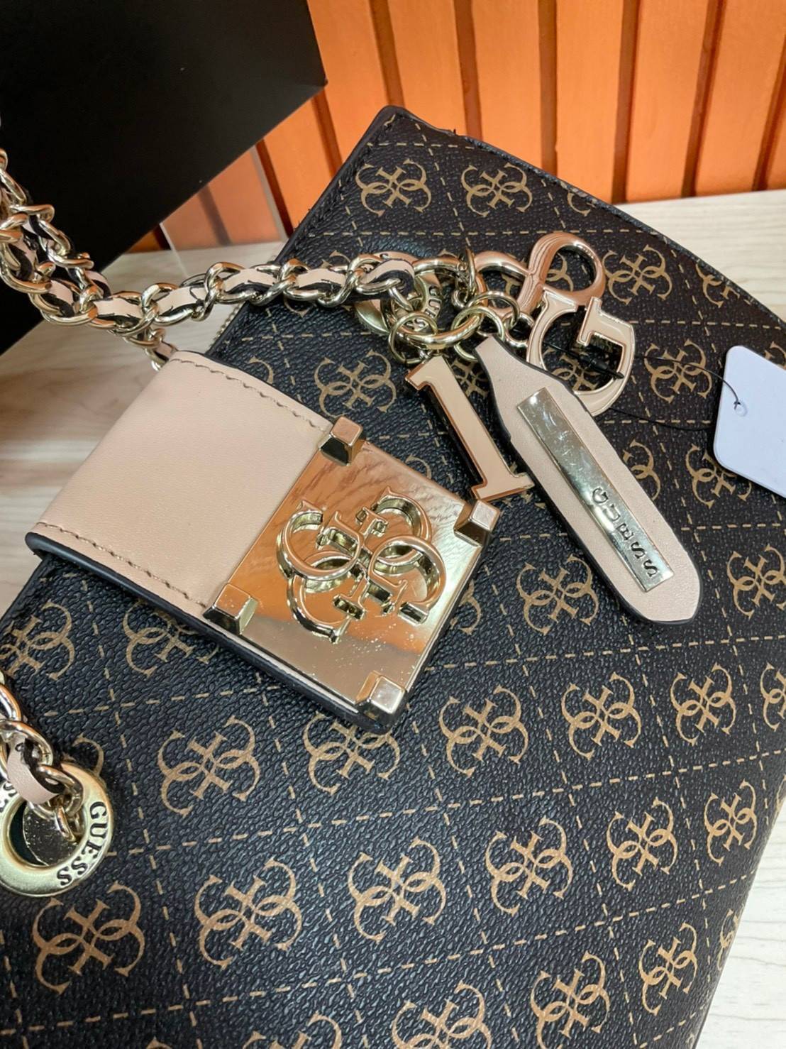 กระเป๋าสะพายไหล่ Guess Logo City Small Society Satchel กระเป๋าสะพายไหล่ ขนาดกำลังดี วัสดุ pu สวยอยู่ทรง มาพร้อมพวงกุญแจน่ารักๆ ถอดออกได้ ด้านหน้าประดับโลโก้แบรนด์ เปิดปิดด้วยซิป มี 2 ช่องหลักใช้งาน ภายในช่องซิปหน้าแยกเป็นสัดส่วนการใช้งาน ซิปช่อง 2 โล่งกว้