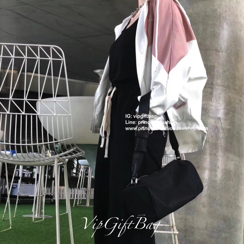 New Arrival Prada Handbag New Collection 2019 วัสดุทำจากผ้า Nylon กันน้ำได้คะ เปิดปิดด้วยซิป อะไหล่เงินทั้งใบ ด้านข้างประดับด้วยโลโก้แบรนด์ เห็นใบเล็กๆ จุของได้เยอะมากคะ กระเป๋าตังค์ยาว เครื่องสำอางค์ เหลือๆ คะ ด้านในบุผ้าลายแบรนด์ มีช่องซิป และ โลโก้แบรน