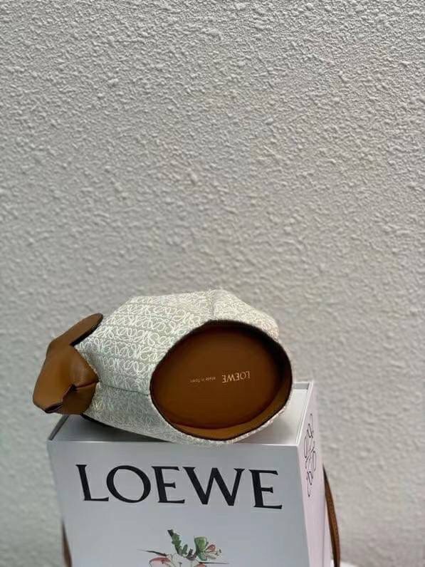 LOEWE Mini Canvas Anagram Jacquard Elephant Bag คอลเลคชั่นใหม่ล่าสุด น้องช้างไซส์มินิน่ารักมากมาย งานแบรนด์หรูจากประเทศสเปน โลเอเว่ (LOEWE) กระเป๋ารูปทรงช้างเป็นเหมือนหนึ่งในซิกเนเจอร์ของแบรนด์ ดีไซน์คงเอกลักษณ์วัสดุ Anagram Canvas Jacquard Fabric ผสมผสาน