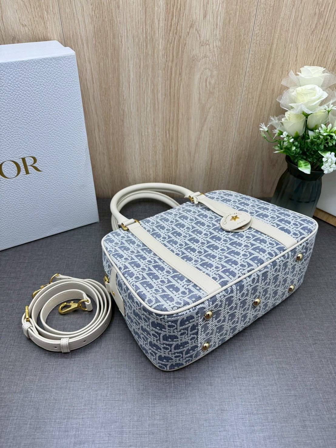 ORI หนังแท้ | DIOR Large D-Vibe Bowling Bag กระเป๋าทรงหมอนดีไซน์โบว์ลิ่งใบใหญ่ ทันสมัยใช้งานง่ายจุของได้เยอะ สวยสง่างามเป็นเอกลักษณ์