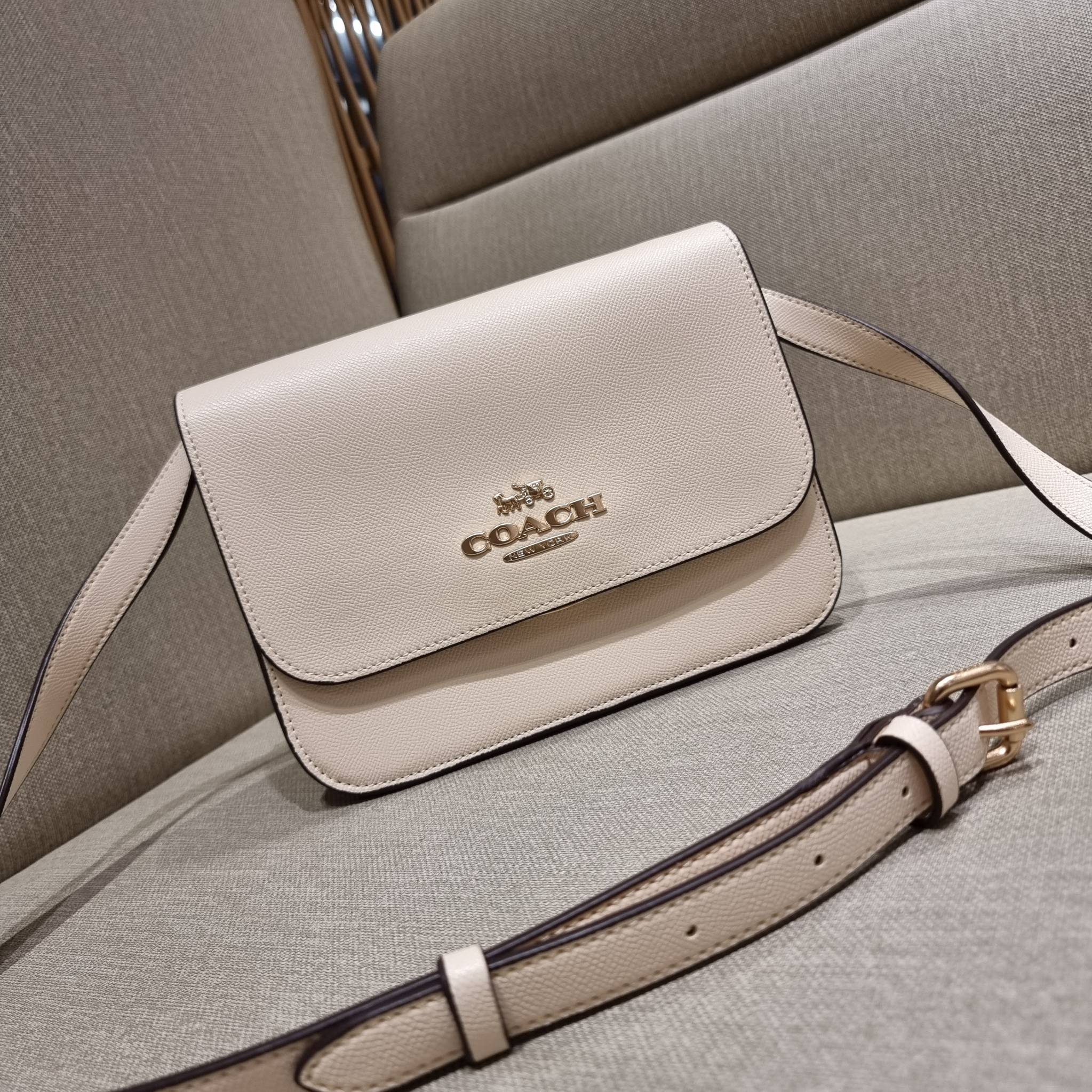 COACH C5632 BRYNN FLAP CROSSBODY แซ่บที่สุด ใหม่ที่สุด!! คอลเลคชั่นใหม่!! มองยังไงก็หลงรักละสายตาไม่ไหว กระเป๋าสะพายข้างลุคไฮน์ ที่ดีไซน์ออกมาได้ปัง และดูแพงมากๆ ด้วยดีเทลคลาสสิค รูปทรงใช้งานง่าย เรียบๆแต่มีดีเทล วัสดุหนัง crossgrain สวยคม!!! เปิด-ปิดด้วย