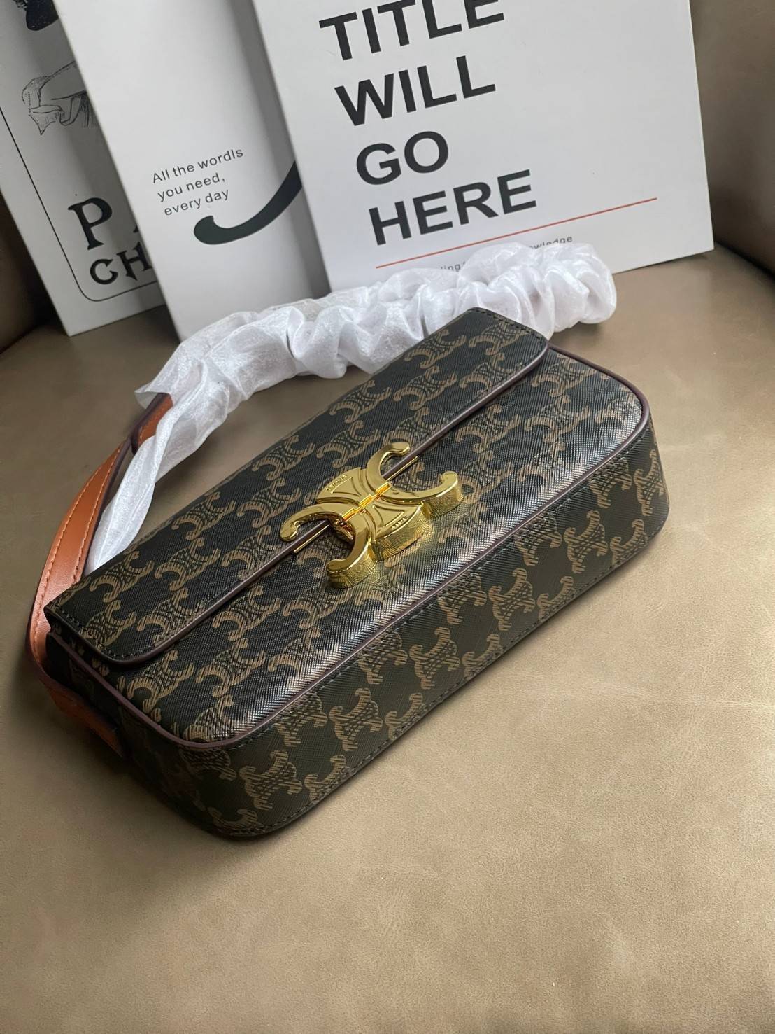 CELINE TRIOMPHE SHOULDER BAG IN TRIOMPHE อีกหนึ่งผลงานการออกแบบของ Hedi Slimane ที่ได้ดึงเอาเอกลักษณ์ต่าง ๆ ของ CELINE ออกมาและทำการตีความหมายใหม่จนได้กระเป๋าเรียบหรูและดูทันสมัย ให้คุณเลือกสะพายในชีวิตประจำวันเข้ากับการแต่งตัวสบาย ๆ หรือจะสะพายออกงานปาร์