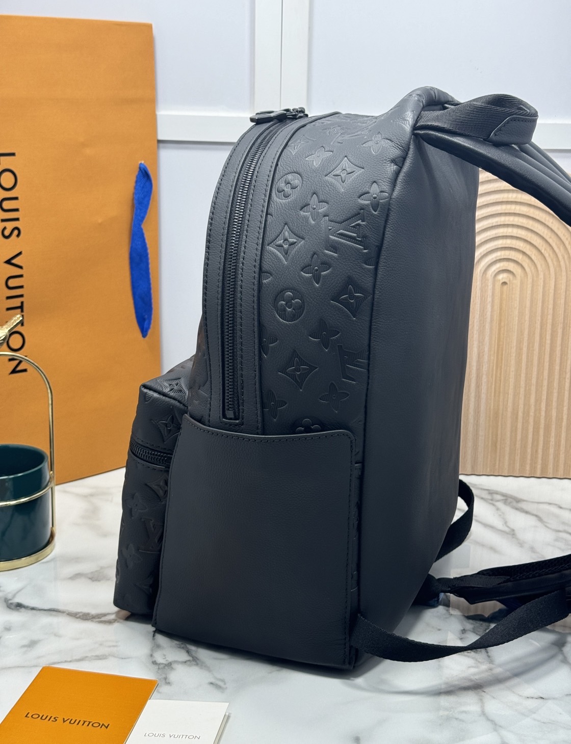 LV Discovery Backpack กระเป๋าเป้สะพายหลัง ผสมผสานความมีสไตล์ สะดวกสบาย กับฟังก์ชันการใช้งานเข้าด้วยกัน ไอเท็มออกแบบรับกับรูปร่าง ปั้มลาย Monogram Shadow เต็มใบ