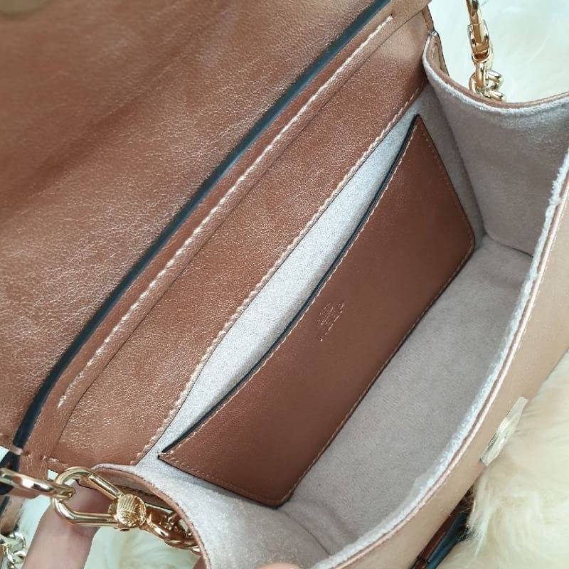 ทรงน่ารักมาก ใบเล็ก สี Glitter ✨ Limited รับ (summer) **KEEPBAG_Aris กระเป๋าใบใหม่เอาใจสาวทุกสไตล์เลยค่ะ 🌈🌈Summer นี้ ใครกำลังมองหากระเป๋าใบเล็กกะทัดรัด เหมาะกับทุกๆวัน ใช้งานง่าย ใส่ของครบใบนี้แนะนำเลยค่า น้ำหนักเบา สะพายไม่เจ็บไหล