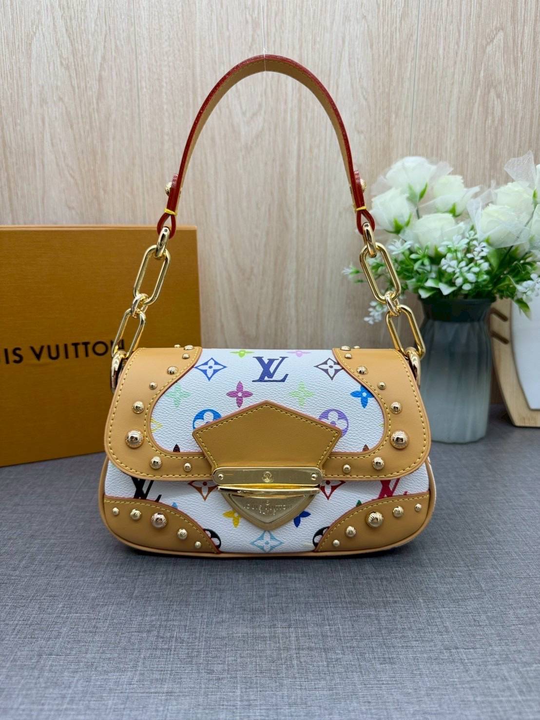 ORI หนังแท้ | Lv Marilyn White Multicolor Monogram Canvas Shoulder Bag กระเป๋าสะพายสไตล์วินเทจ ดีไซน์สีสันสดใสน่ารัก มีชีวิตชีวา โดดเด่นด้วยตัวล็อคด้านหน้าแบบกดขนาดใหญ่ จะถือแบบคล้องแขนหรือสะพายไหล่ก็ได้