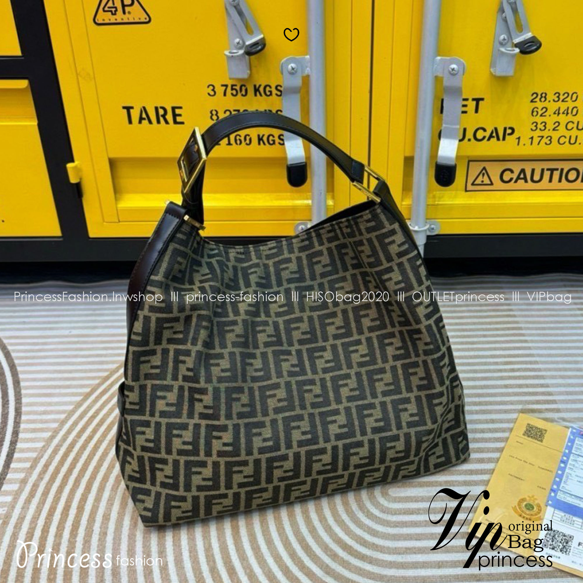 FENDI zucca hobo shoulder bag กระเป๋าสะพายทรงโท้ทใบใหญ่ เป็นรุ่นที่ทุกคนถามหา และมาแรงสุดๆ รูปทรงเรียบง่ายใช้งานได้แบบไม่มีเบื่อ