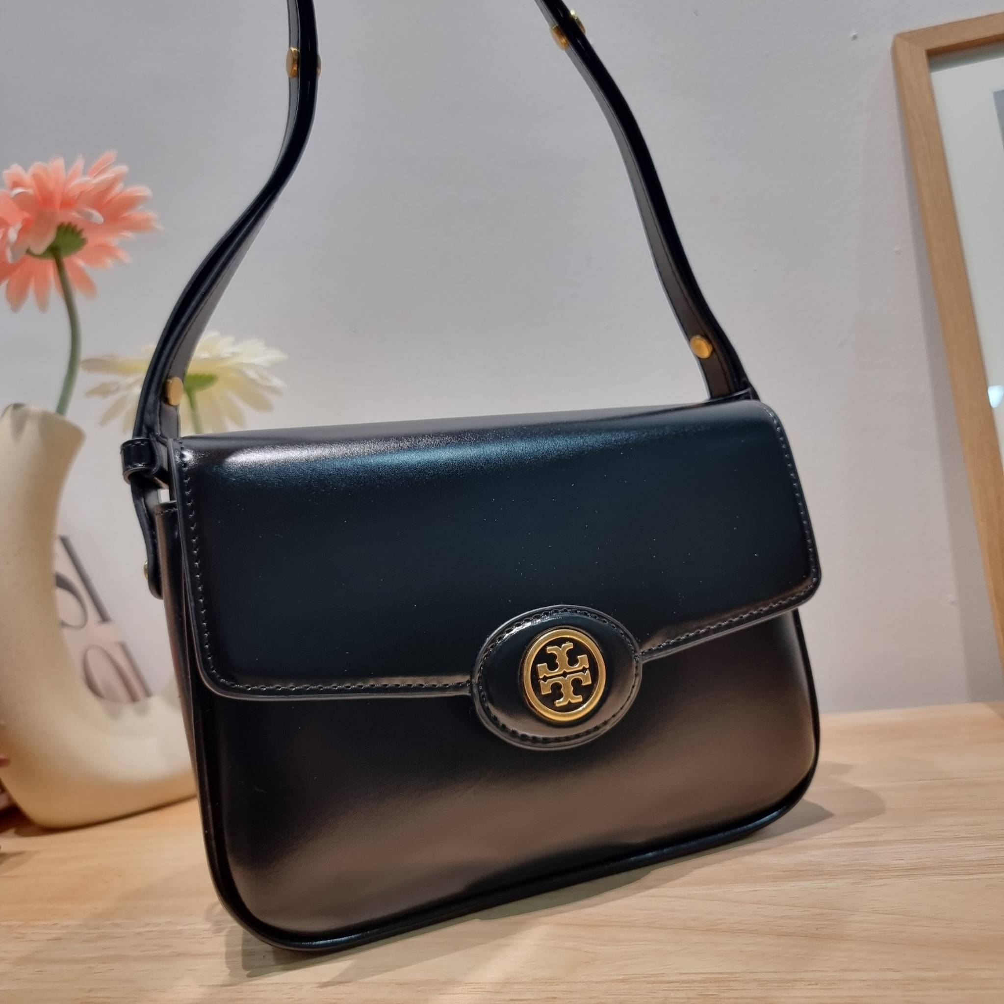 TORY BURCH ROBINSON SPAZZOLATO CONVERTIBLE SHOULDER BAG คอลเลคชั่นใหม่ สวยก่อนใคร ในราคาสุดคุ้ม! กับกระเป๋าสะพายไหล่ ดีไซน์สุดหรู หนังแก้วเงาสวยคม สีผู้ดี รูปทรงใช้งานได้ทุกลุค