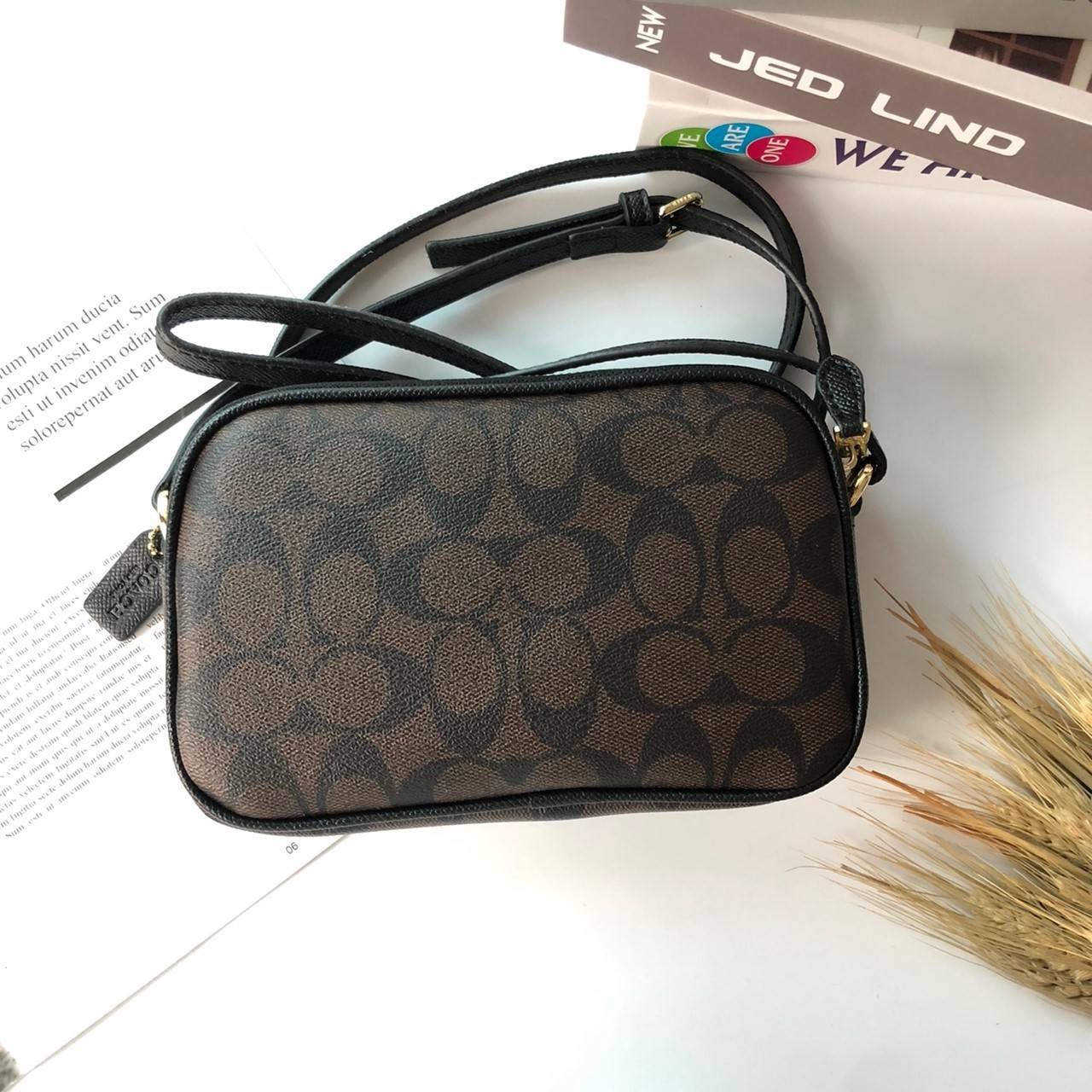 COACH MINI CROSSBODY BAGกระเป๋าสะพาน size mini วัสดุหนังลาย signature เปิด - ปิดด้วยซิป แบ่ง2 ช่องใหญ่ ภายในโล่ง ใส่ wallet สั้น มือถือได้ทุกรุ่น และของใช้จุกจิก พร้อมสายยาวถอด ปรับได้ค่ะ