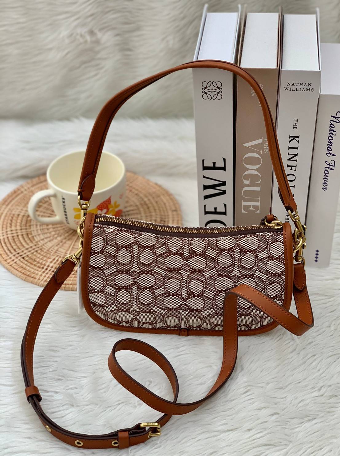 รุ่นใหม่ล่าสุด ต้อนรับหน้าหนาวนี้กันค่าา🎀 COACH SWINGER BAG IN SIGNATURE TEXTILE JACQUARD WITH BOUQUET MOTIF EMBROIDERY ((C6289)) พร้อมส่งที่ไทย จำนวนจำกัด สวยมากๆค่ะ! กระเป๋าหิ้วได้//สะพายข้างได้ วัสดุJacquardทอลายแบรนด์+หนังแท้ ได้ลงตัวสวย ดูคลา