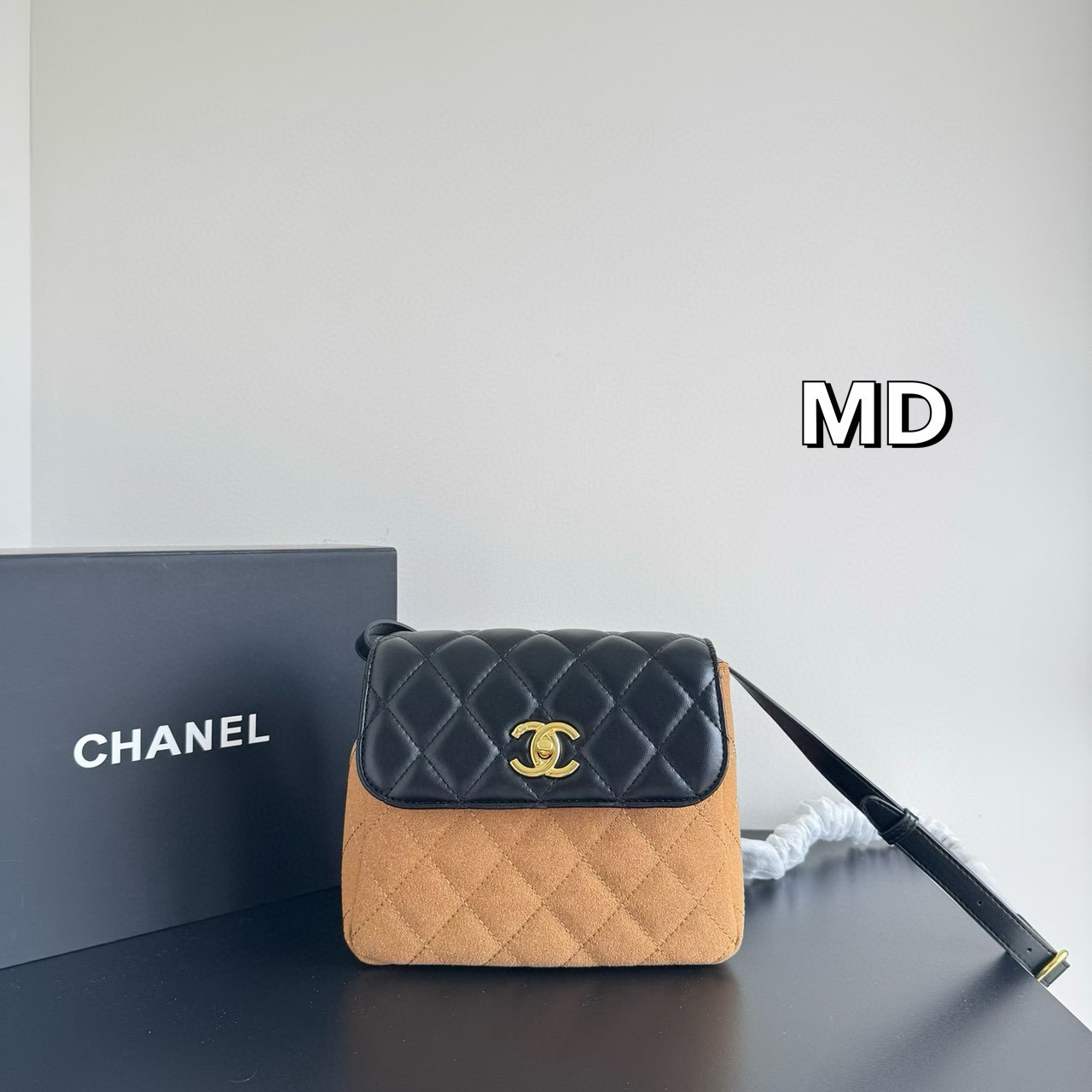 Chanel 25a Suede Mini Crossbody Bag กระเป๋าสะพายคลาสสิก ดีไซน์ทูโทนสุดไอคอนิก ฝาพับหนังตัวกระเป๋าหนังกลับสวยหรูลงตัว ไซส์มินิน่ารักน่าใช้