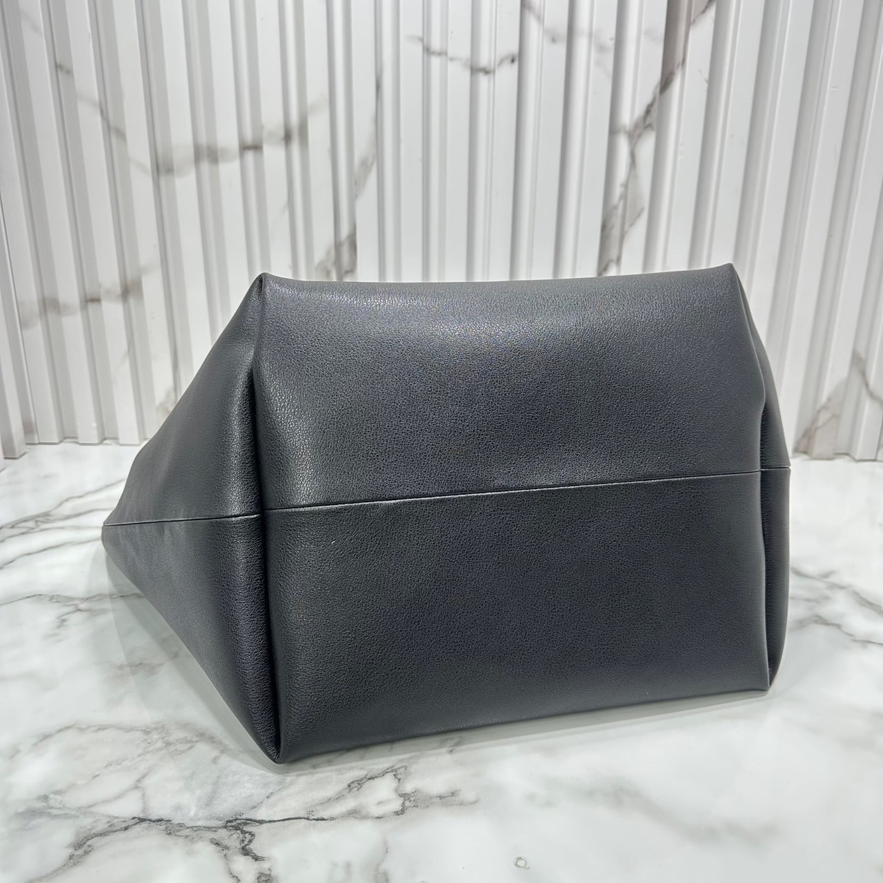 ORI หนังแท้ | Gucci Totissima medium reversible tote bag / Gucci Tote Bag กระเป๋าทรงสะพายทรงโท้ท ใช้งานได้ 2 ด้าน ดีไซน์ใหม่ล่าสุด ด้านหนัง และด้านแควสวยลายโลโก้ สวยหรูเรียบง่าย มาพร้อมใบเล็กเข้าเซ็ท ภายในโล่งกว้าง จุของได้เยอะจุใจ