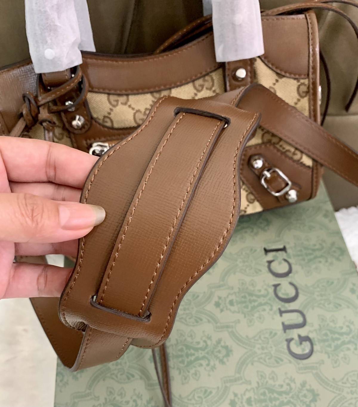 VIP 🥂 Gucci x Balenciaga The Hacker Project Mini Neo Bag คอลเลคชั่นร้อนๆ พร้อมเสิร์ฟ ที่่มีการผสมผสานระหว่างGucci & Balenciaga เข้าไว้ด้วยกัน ดีไซน์ล้ำสมัย วัสดุCanvas เย็บขอบด้วยหนังcalfskin อะไหล่เงิน ลวดลายสดใส ประทับตัวอักษรBalenciaga ลงบนผ้าเ