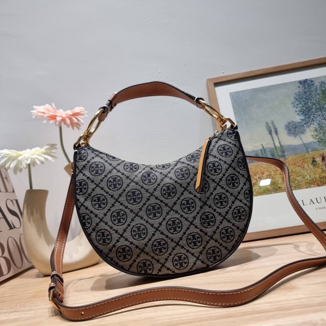 Tory Burch T Monogram Mini Crescent Bag / TORY BURCH T MONOGRAM MINI JACQUARD CRESCENT BAG ร้อนแรงกว่านี้ไม่มีแล้ว กับไอเท็มที่เซเลปรีวิวเยอะมาก!! สาวๆตามหากันไปอีก กระเป๋าทรง half moon ที่ดีไซน์บนผ้า jacquard ลวดลายซิกเนเจอร์ เรียบหรู ผู้ดีมากแม่!