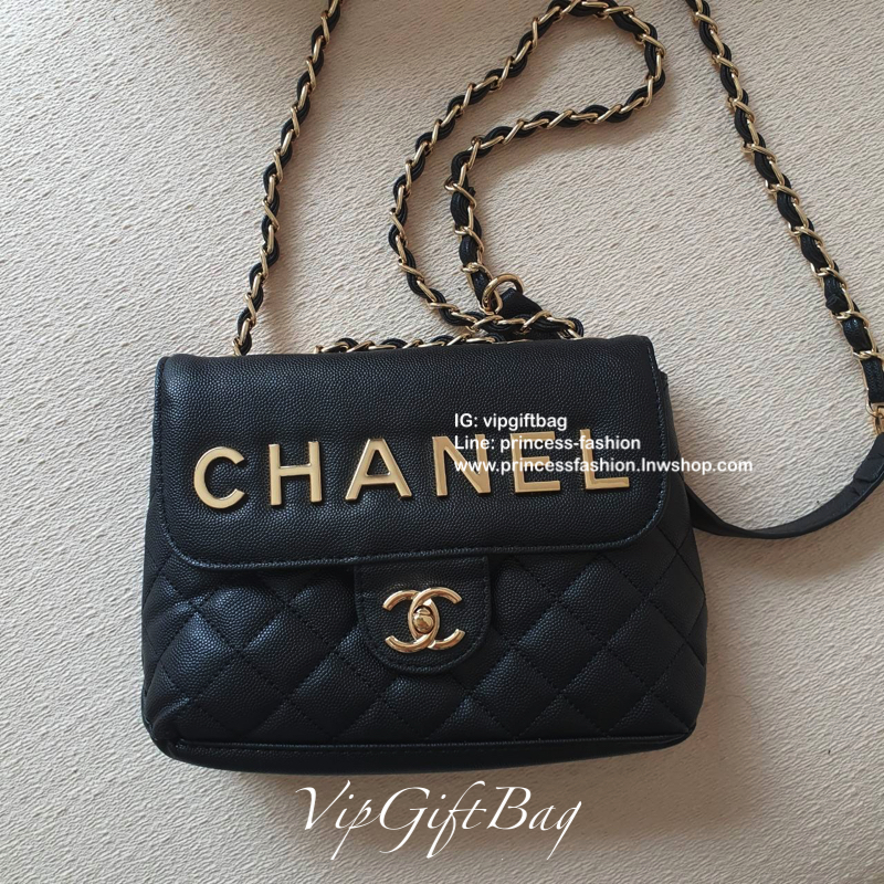 CHANEL VIP GIFT SHOULDER BAG รุ่น LIMITED จากงาน VIP GIFT(GWP) ของแท้100% วัสดุหนังคาเวียร์เต็มใบ ด้านหน้าประดับโลโก้ทองสุดหรู เปิดปิดด้วยหมุดหมุน CC ด้านในมีซิปอีกชั้น อะไหล่ทองทั้งใบ ในใส่ของได้เยอะ มาพร้อมสายสะพายสายโซ่สลับหนังมีที่รองบ่าถนอมไหล่(ถอดไม