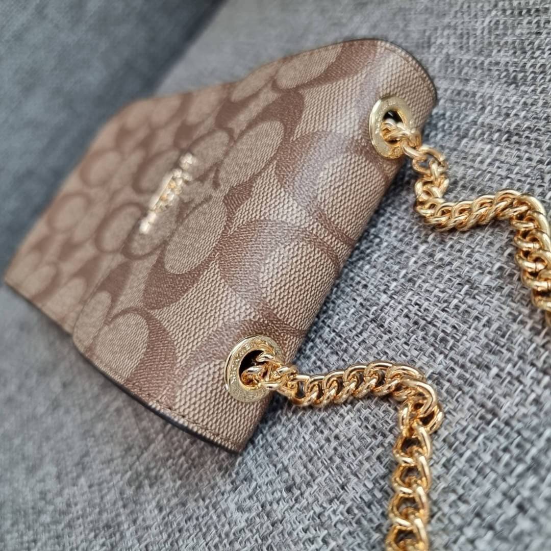 COACH NORTH/SOUTH PHONE CROSSBODY IN SIGNATURE CANVAS F55636 F39955 สุดคลาสสิคกับกระเป๋าสะพายเอนกประสงค์ Case phone ใส่โทรศัพท์มือถือได้ทุกรุ่น ดีไซน์ลายเอกลักษณ์ วัสดุหนังแคนวาสเคลือบลาย ฝาและภายในเป็นหนังสังเคราะห์เรียบ เปิด-ปิดด้วยกระดุม สายสะพายยาวประ