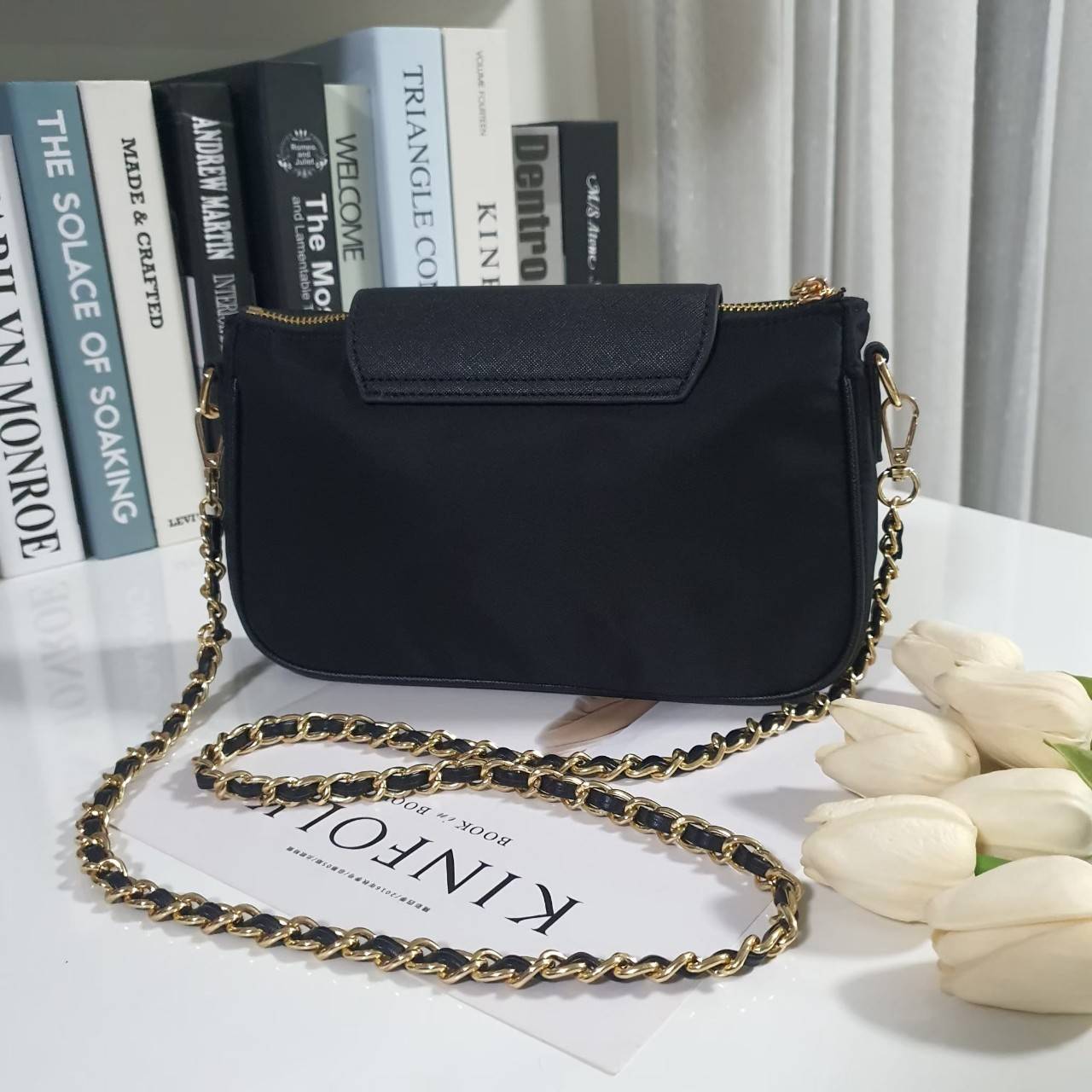 งานพรีเมี่ยมกิ้ฟ จากเคาเตอร์ต่างประเทศ Best Seller! พร้อมส่งความแซ่บ กระเป๋าอเนกประสงค์ จากแบรนด์ PRADA มาค่า เป็น กระเป๋าผ้าไนล่อน ตามแบบฉบับของแบรนด์เลย ใบนี้มีสายยาวโซ่สลับหนัง (ปรับไม่ได้แต่ถอดสายได้คะ) **เลิศมาก สะพายเป็น shoulder bag ได้เลย **ขนาดกำ