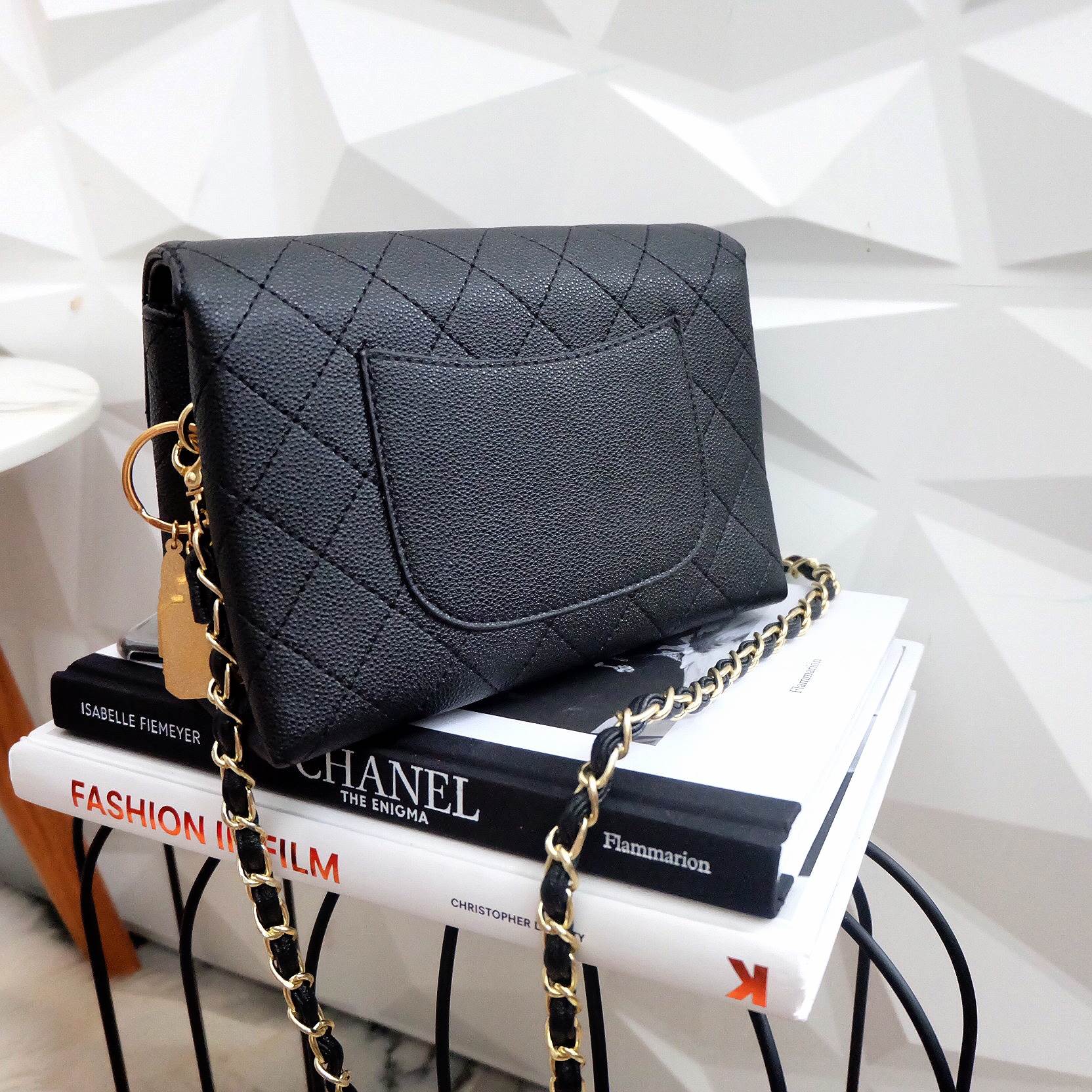 ครตามหากระเป๋าใบเล็กแนะนำ ใบนี้เลยค่าจากแบรนด์ KEEP จะแต่งตัวสไตล์ไหนก้อเอาอยู่ • รายละเอียดกระเป๋า > กระเป๋า หนังลาย คาเวียร์ ดูแลรักษาง่าย ทนทาน > ตัดกับอะไหล่ทอง อย่างดี > ลายกระเป๋าคลาสสิค ใช้ได้ไม่มี Out > มี พวงกุญแจรุ่นพิเศษจากแบรนด์ตกแ