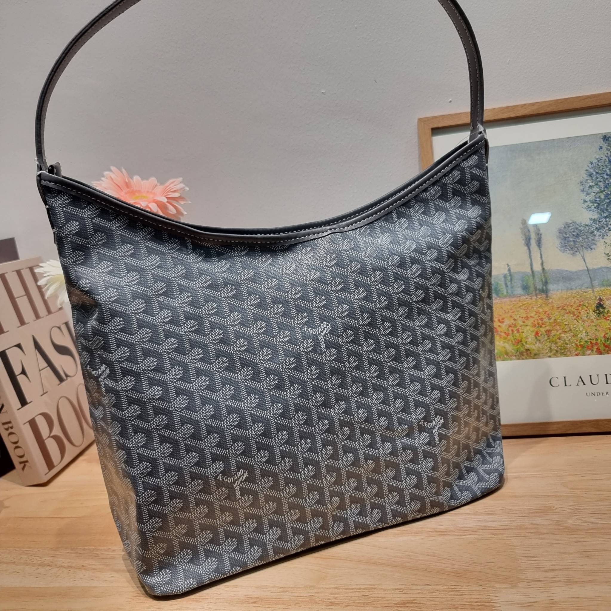 GOYARD BOHEME HOBO BAG / GOYARD HOBO กระเป๋าสะพายทรงโฮโบ ใบใหญ่จุใจ!! มาครบสีขายดี เลิศทุกสี รูปทรงคลาสสิค ดีไซน์เป็นเอกลักษณ์ วัสดุหนังแคนวาสพิมพ์ลายสวยคม ปากกระเป๋ามีซิปเปิด-ปิดกันของหล่นได้ ภายในโล่งกว้างมาก มาพร้อมสายคล้องในตัว ทนทาน สะพายสวยๆได้ทุกวั