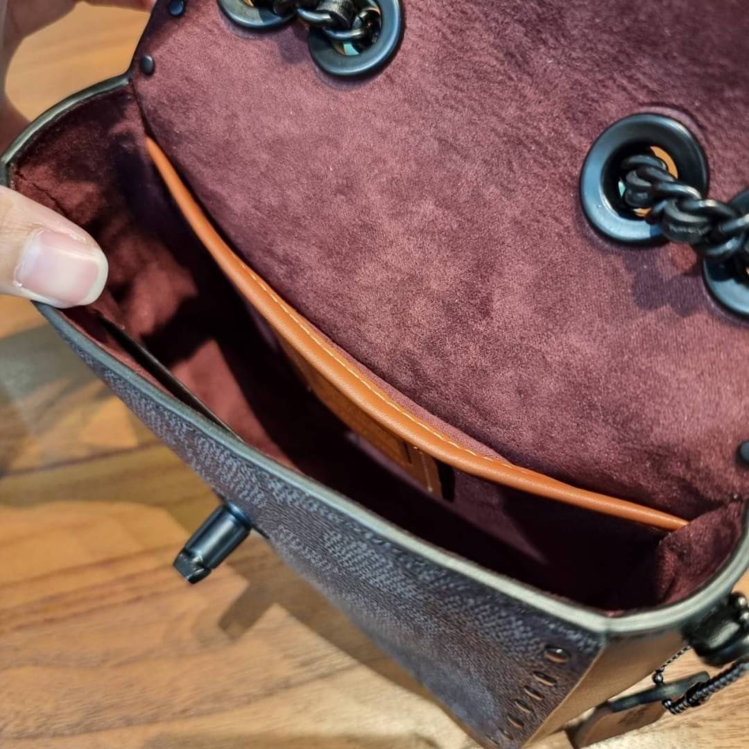 COACH C2462 MADISON SHOULDER BAG 16 IN SIGNATURE CANVAS WITH RIVETS กระเป๋าสะพายข้าง ไซส์กะทัดรัด พกพาง่าย น้ำหนักเบา ดีไซน์สวย โดดเด่นด้วยตัวล็อครูปดอกไม้ สีสันตกแต่งตัดกันกับลายซีอย่างลงตัว วัสดุหนังแคนวาสเคลือบลาย ภายในแบ่งสัดส่วนให้อย่างดี มาพร้อมสายส