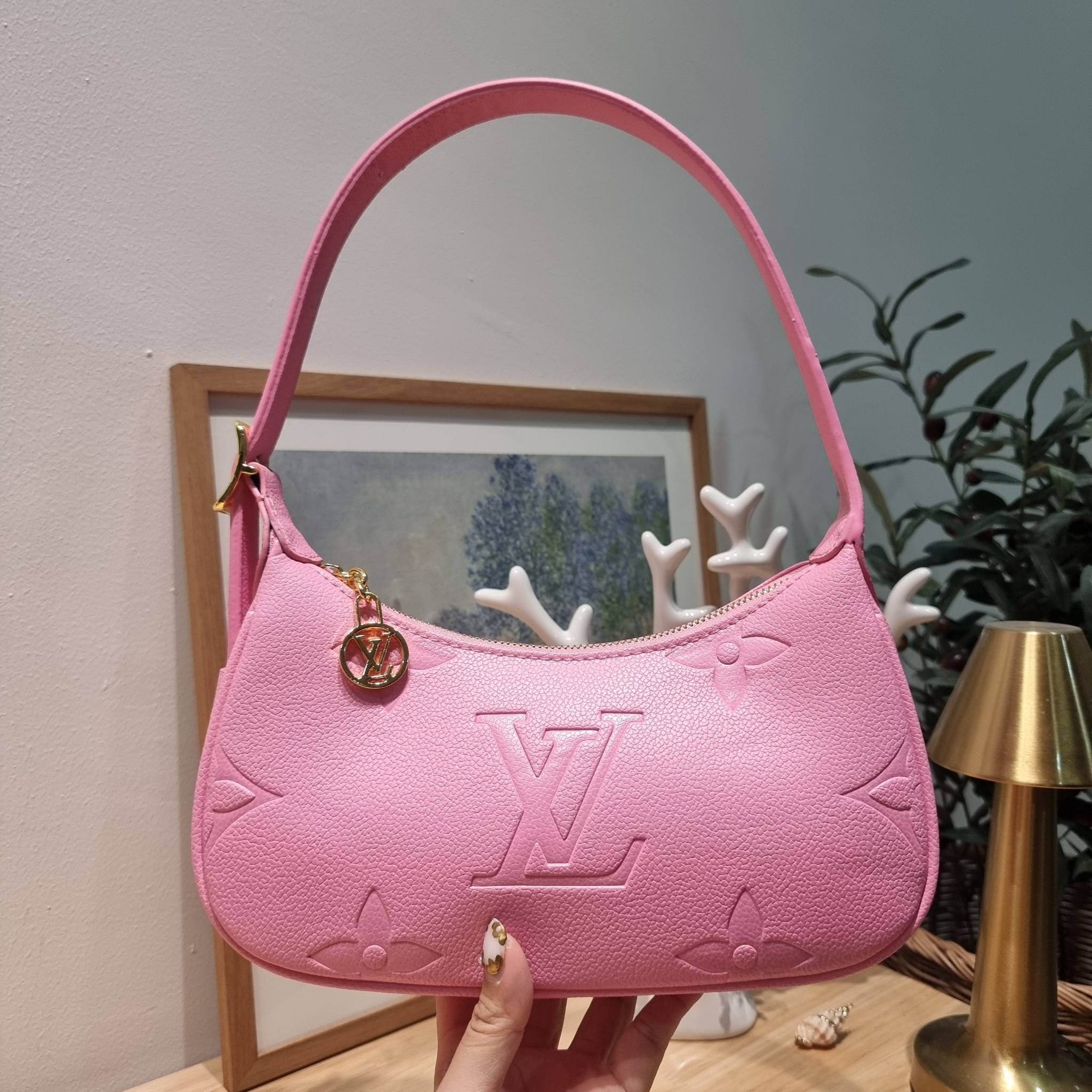 LV Mini Moon Monogram Empreinte Leather ใหม่ล่าสุด สวยสับ สวยตัวแม่ ไอเท็มเก๋ๆ ใบเดียวก็เลิศ กับกระเป๋าสะพายทรงพอช ขนาดกำลังน่ารัก พกพาง่าย รูดใช้งานสะดวกด้วยซิป ภายในเป็นช่องโล่ง มีช่องซิป ส่วนสายสะพายปรับสั้นยาวได้ตามเหมาะสม ดูดี ดูแพงทุกสี