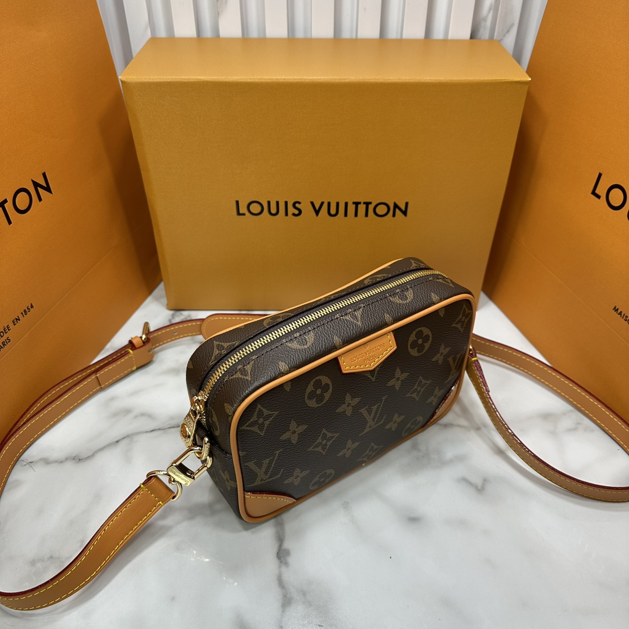 ORI หนังแท้ | LV Trocadéro Wearable Wallet Monogram Canvas 20cm กระเป๋าสะพายทรงแมสเซ็นเจอร์ดีไซน์ใช้เป็นกระเป๋าสตางค์ได้ ขนาดกำลังสวยกะทัดรัด คลาสสิคหรูหราคล่องตัว
