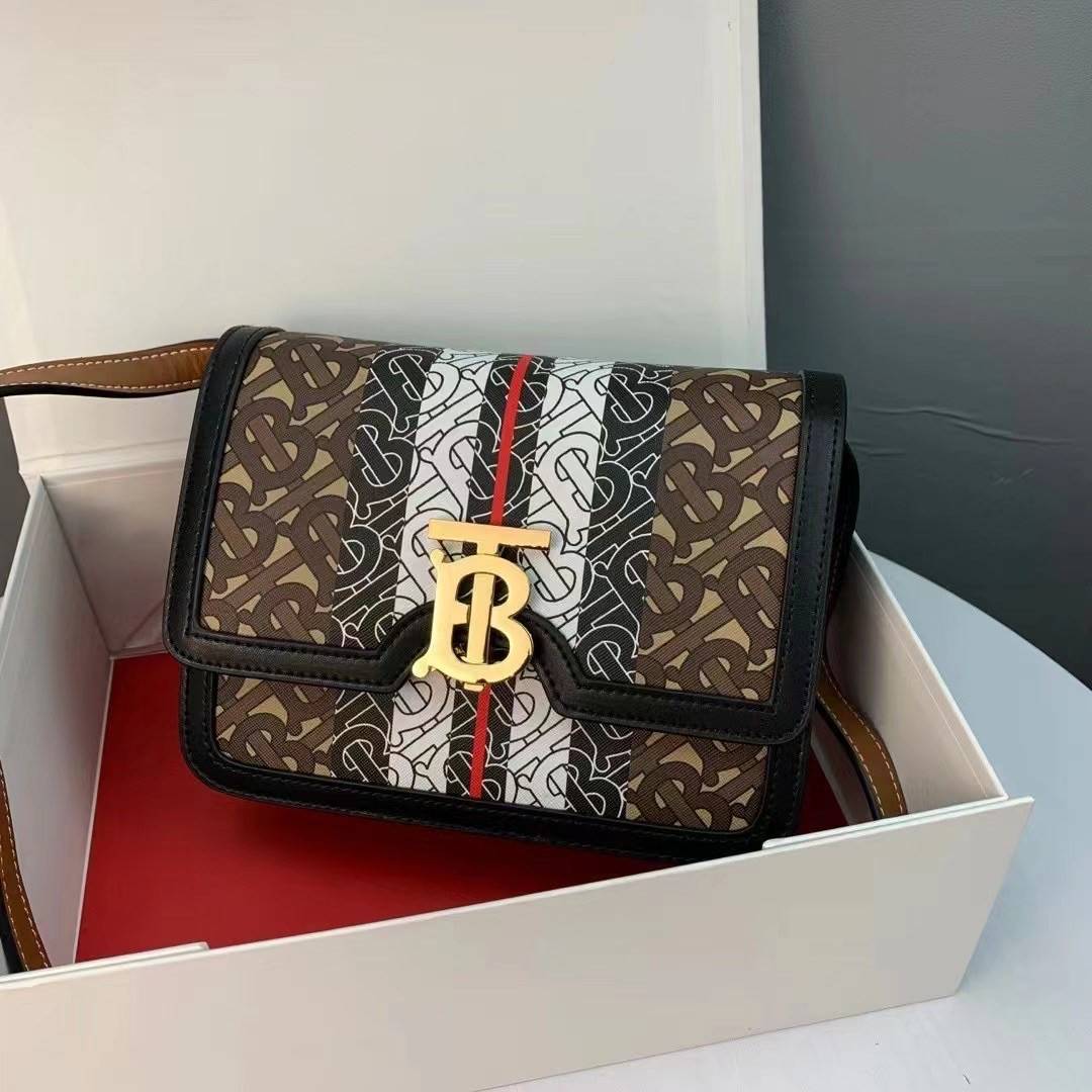 VIP หนังแท้ 】BURBERRY Brown TB-Print Canvas and Leather Crossbody Bag กระเป๋าสะพายวัสดุหนังแท้ ขึ้นลายแบรนด์โมโนเเกรมคอลเลคชั่นใหม่ทรงเหลี่ยมสวยหรูดูดี เปิดปิดด้วยฝาปิดสัญลักษณ์รูปตัวB ภายในมีช่องแบ่งเป็นสัดส่วนสามารถใส่มือถือ iphone เงิน ของจุกจิกได้ หัว