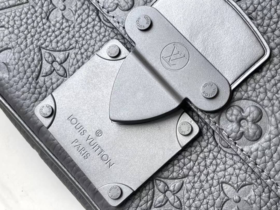 LV S Lock Slingbag Monogram-embossed Taurillon leather / LV Belt Bag กระเป๋าสะพาย/คาดอก หนังแท้ ดีไซส์ร่วมสมัย หนัง Taurillon สีดำพิมพ์ลายโมโนแกรม สุดคลาสสิก สง่างามตลอดกาล มีไว้ไม่มีเอาท์ ท่านชายควรมีมากค่ะ เกรดท็อป ออริ เทียบแท้ 1:1 เกรดดีสุด