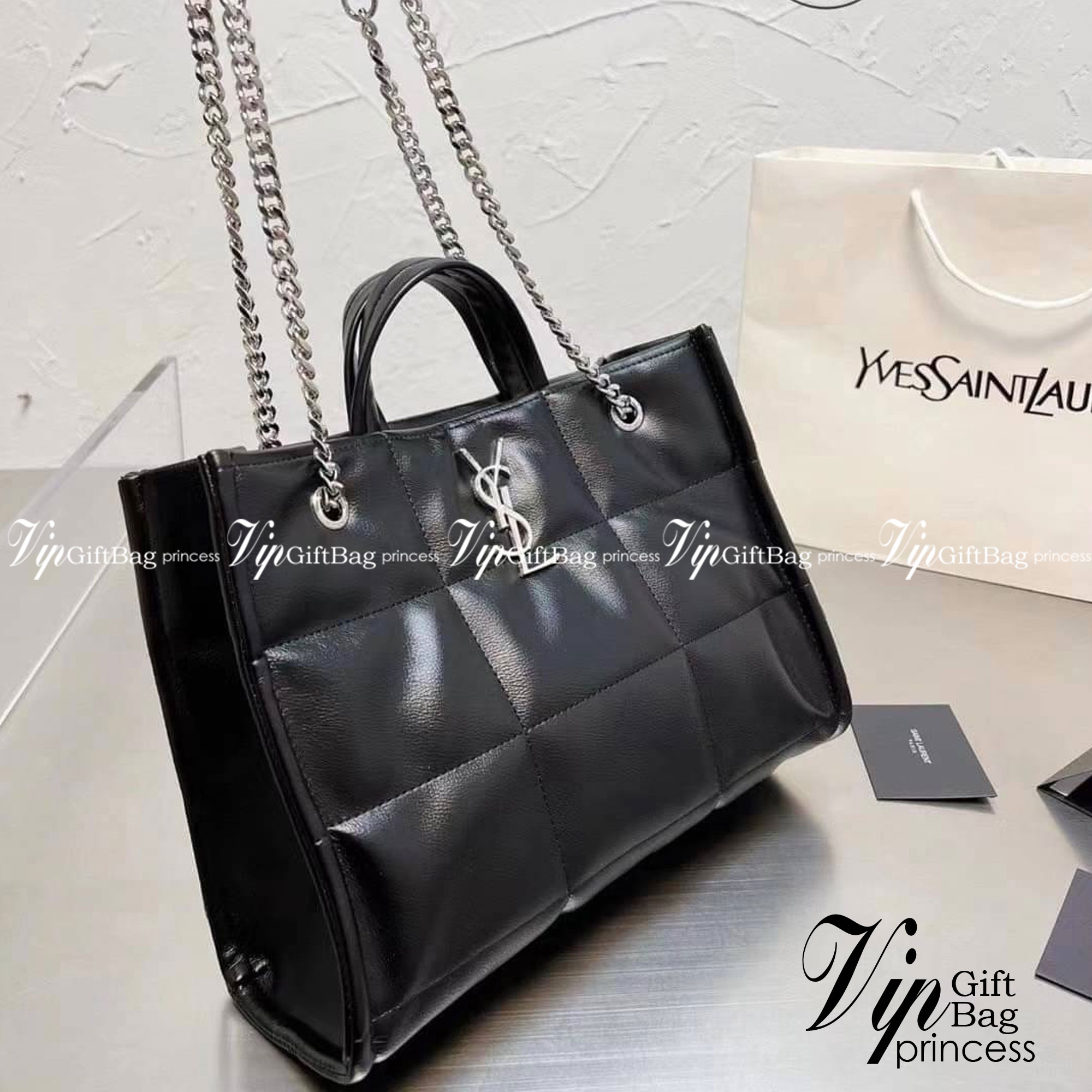SAINT LAURENT shoulder bag Silver Tone / YSL Shopping Bag / YSL TOTE BAG กระเป๋าถือทรงช็อปปิ้ง พร้อมส่ง โดดเด่นด้วยโลโก้แบรนด์อะไหล่เงินสวยหรู ภายในกระเป๋ากว้างใส่สัมภาระได้เยอะ มีช่องซิปแยกย่อยให้ใส่ของจุกจิกหนึ่งช่องนะคะ