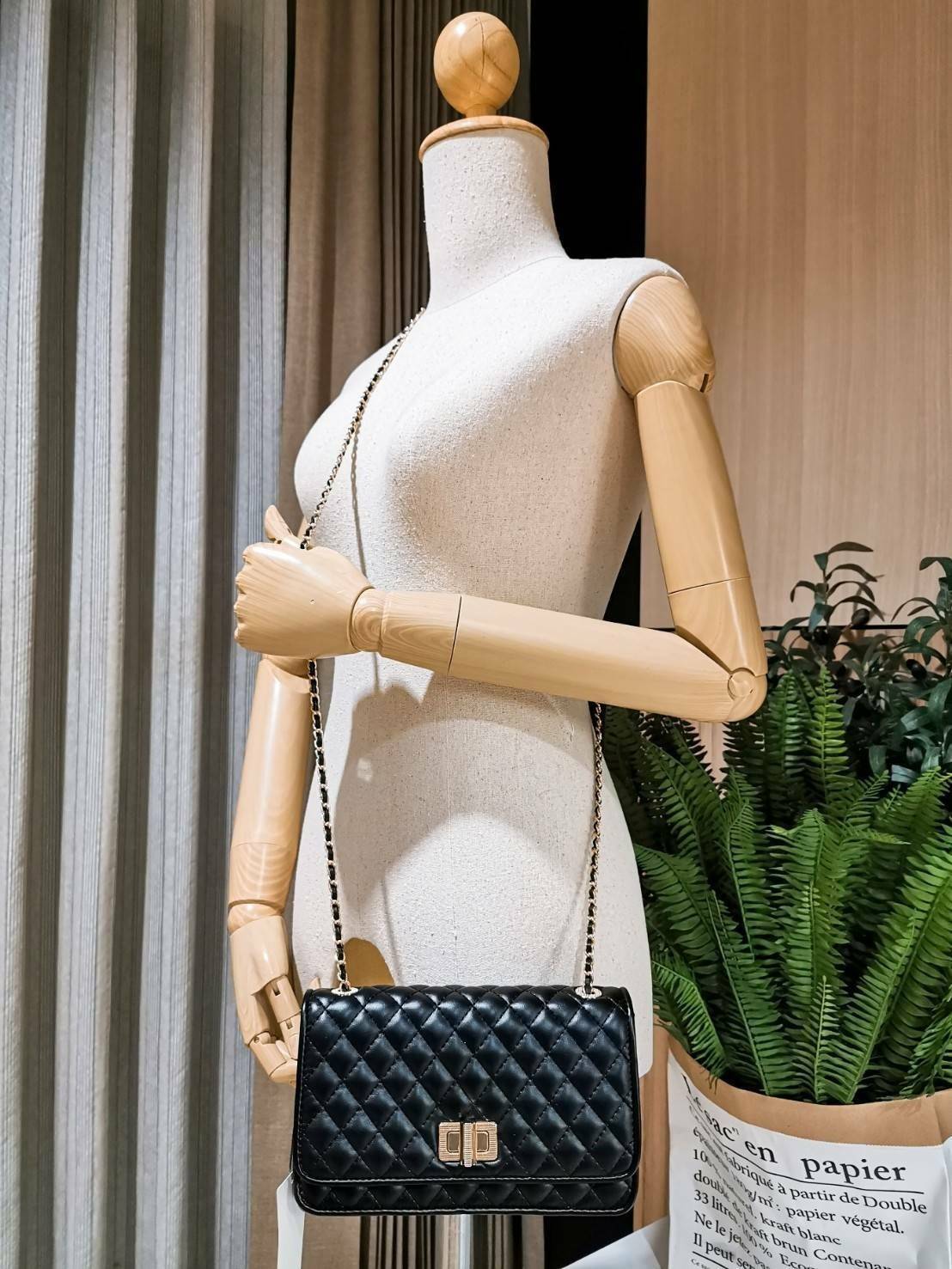 CHARLES & KIETH MINI CLUTCH BAG กระเป๋าสะพายทรงคลัชรุ่นยอดนิยมดีไซน์คลาสสิควัสดุหนังนิ่มลายตารางสวยอยู่ทรงขนาดมินิสไตล์ Chanel เปิดปิดด้วยตัวล๊อคแบบบิดอะไหล่ทอง ด้านหลังประดับโลโก้แบรนด์สวยดูดี มาพร้อมสายสะพายโซ่ร้อยหนัง Crossbody ได้สามารถซ้อนสายสะพายไหล