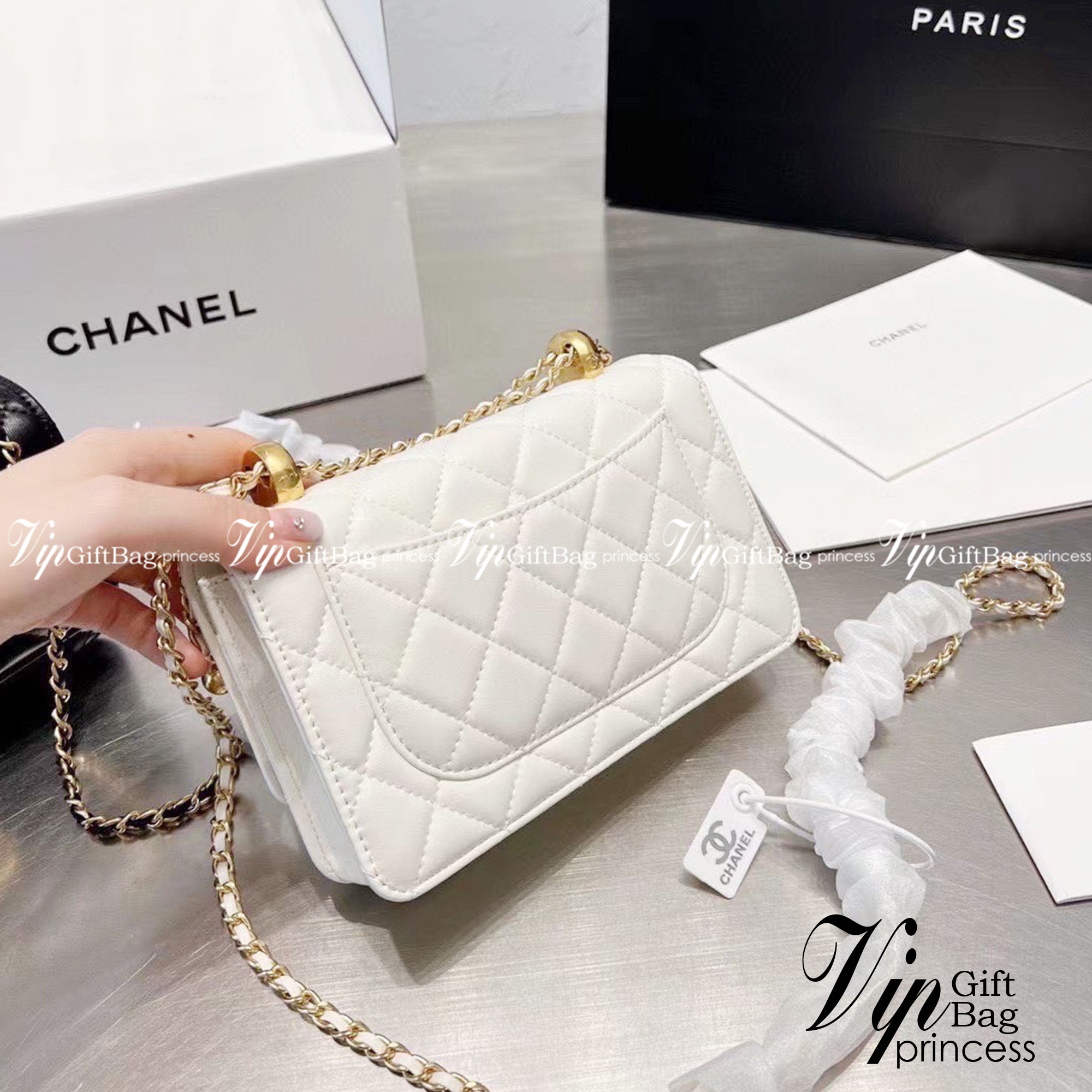 Chanel flap bag / Chanel Woc with Adjustable Ball Chain ปังไม่ไหว woc ทรงที่สาวๆควรมีติดไว้ได้ใช้แน่นอนค่ะ รอบนี้จัดมาเสิร์ฟ 2 สี พร้อมสายสะพายครอสบอดี้ งานปั้มทุกจุด ใช้ได้ทุกลุค เกรดงานสวย งานชนชอป ใช้ได้ Everyday Look เลยค่า