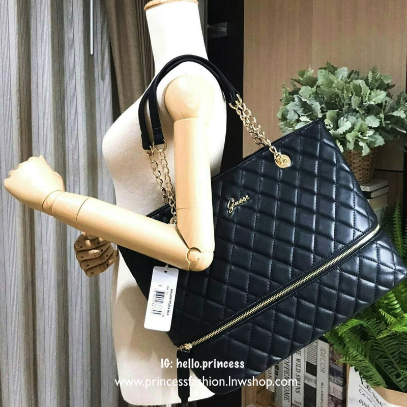 GUESS WOMEN’S SHOPPER BAG WITH ZIPS (SIZE L) กระเป๋าสะพายรุ่นใหม่ล่าสุดจาก GUESS FACTORY ลายตารางข้าวหลามตัดหนังนิ่มสวยอยู่ทรงไม่ย้วยขนาดใหญ่กำลังดี ด้านหน้าประดับโลโก้ พร้อมแต่งซิปดูมีดีเทล หูหิ้วสะพายไหล่โซ่ต่อหนังเเข็งแรงรับน้ำหนักได้เยอะ เปิดปิดด้วยซิ