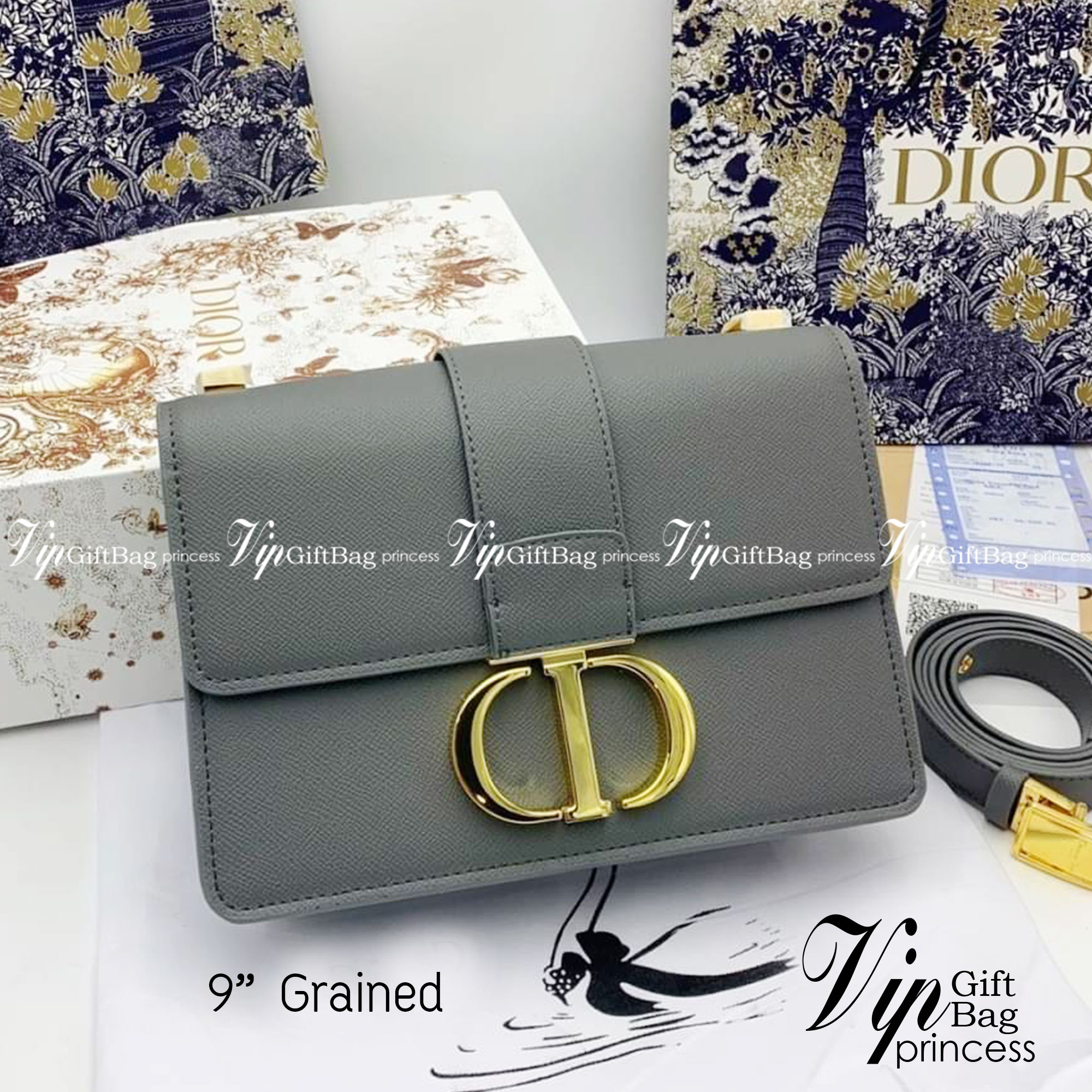 Dior 30 Montaigne Bag in Grained 9" รุ่นหนังลายเกรน กระเป๋าสะพายดิออร์ เอกลักษณ์ของความหรู น้ำหนักเบา ไอเท็มหายาก!! Best seller!! ยกให้น้องเลย!! ดีไซน์เรียบหรูในความเป็นเอกลักษณ์ ใช้งานง่าย สะดวก ได้ทุกโอกาส แนะนำเป็น everyday bag ติดตัวไว้เลยจ้าสาวๆ