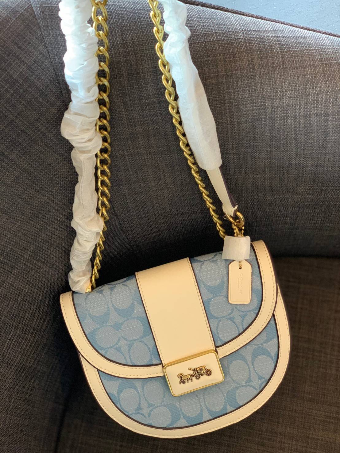 COACH ALIE SADDLE BAG IN SIGNATURE JACQUARD (C4694//C3464) New item!! กระเป๋าสะพายทรง saddle ดีไซน์วินเทจย้อนยุค แฝงความหรูในตัวด้วยอะไหล่สีทองเหลือง โดดเด่นไม่ซ้ำใครแน่นอน วัสดุผ้า jacquard สลับหนังแท้ ภายในเป็นช่องโล่ง มาพร้อมสายสะพายครอสบอดี้ ที่สามารถ