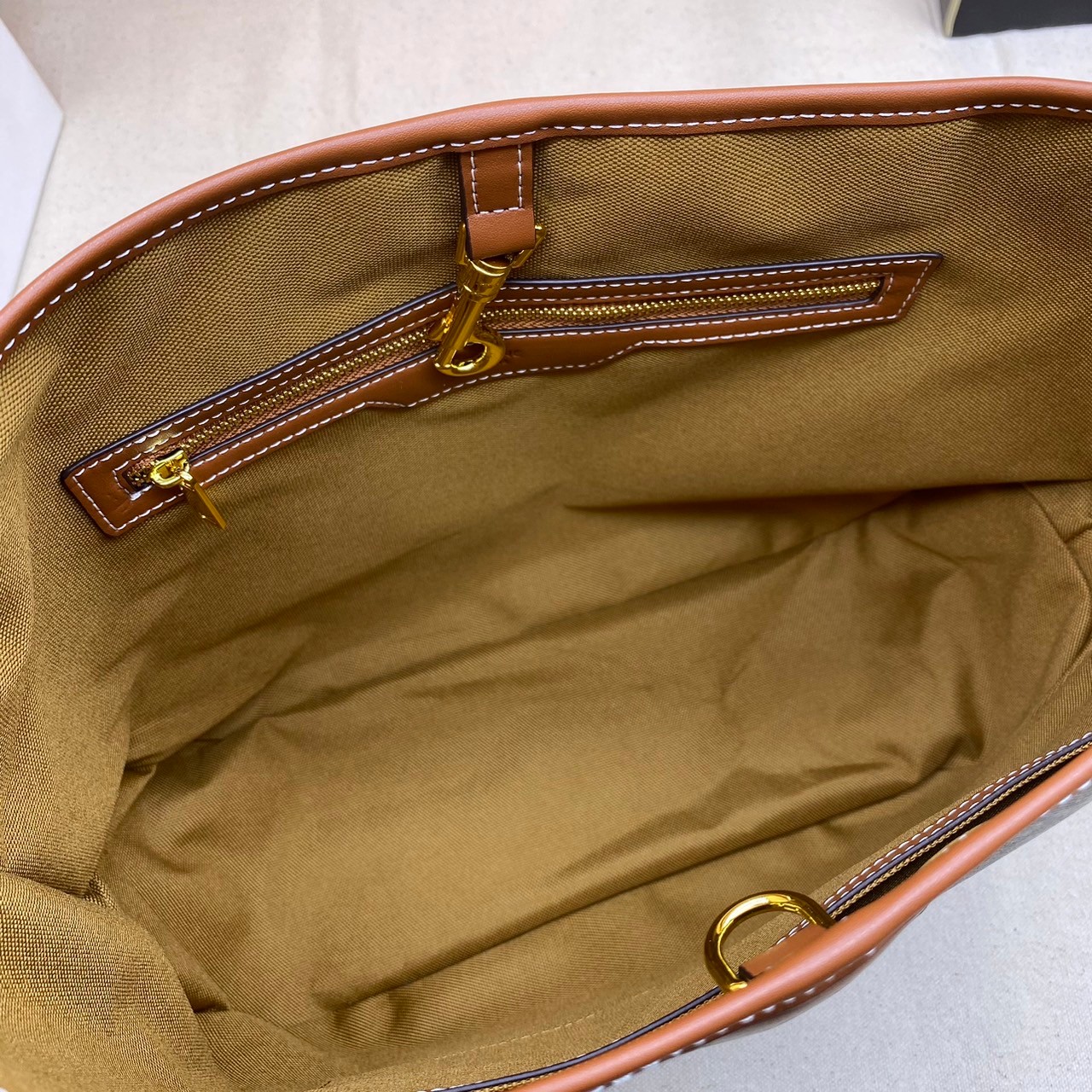 Medium : Celine Triomphe Tote Handbag / Celine Tote Bag / Celine Delightful Monogram Tote พร้อมส่ง กระเป๋าถือใบใหญ่ พร้อมสายสะพายถอดได้ เป็นอีกหนึ่งใบที่คุ้มค่าคุ้มราคามากสำหรับสาวๆที่ชอบพกพาสิ่งของเยอะ