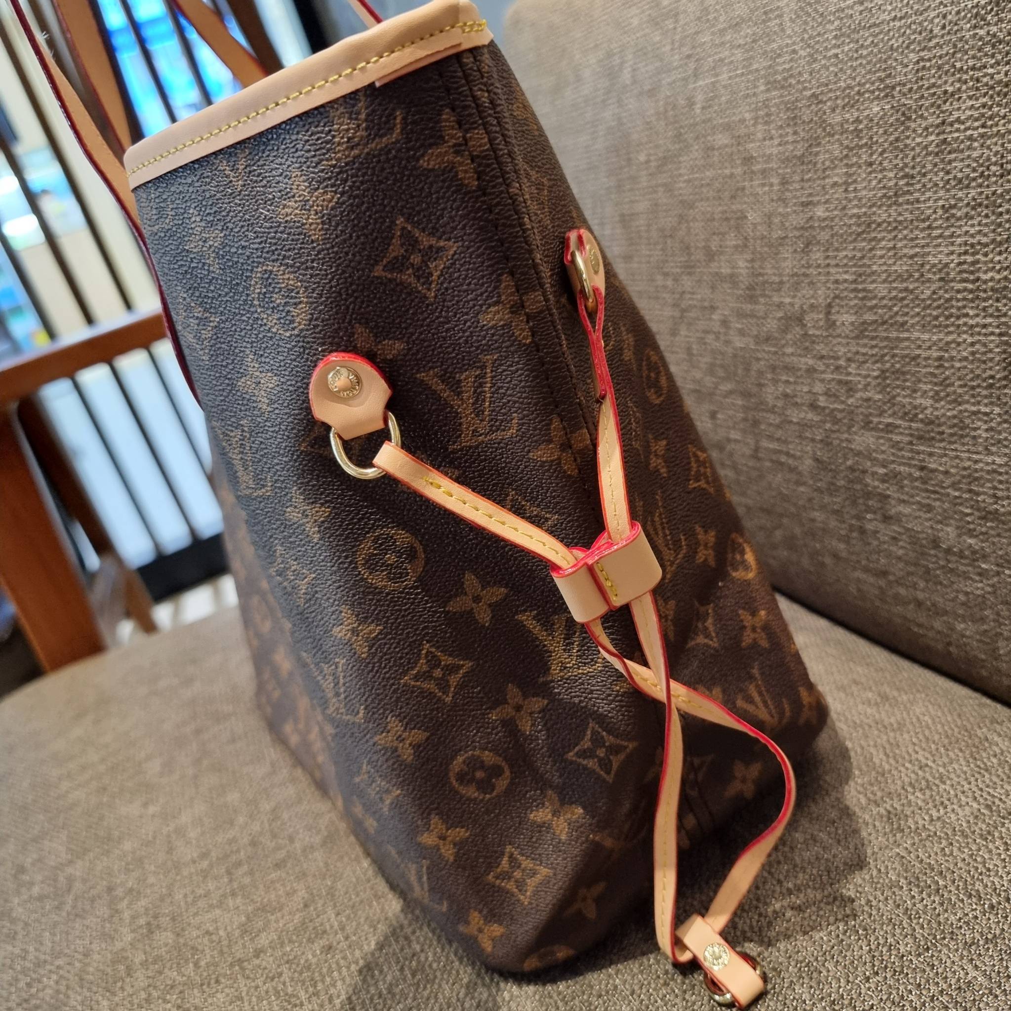 LV 2IN1 TOTE SET กระเป๋าสะพายไหล่ใบใหญ่ทรง tote มาพร้อมใบลูก คลาสสิคที่สุด เป็รอีกรุ่นที่มีคนใช้กันทั่วบ้านทั่วเมือง ฮิตแบบไม่ต้องพูดเยอะ วัสดุหนังแคนวาสปั๊มลายเต็มใบ ปากกระเป๋ามีหูเกี่ยว ด้านข้างมีหนังรูดเก็บทรงได้ ภายในโล่งกว้างมากๆ มีช่องซิปแยกให้ ใบเล