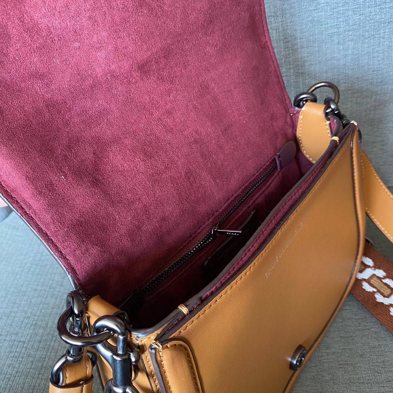 COACH C0749 BEAT SADDLE BAG(COACH C0749) 💖สวยหรู ดูดี เป็นรุ่นที่หลายคนรอค่อย จะลุคแนวsports สาวเทห์ หรือสไตล์สาวหวานเรียบร้อย ได้หมดคะ มาพร้อมสายสะพาย 2 เส้น คุ้มเกินคุ้ม วัสดุหนังแท้ชั้นดี หนังสวย อะไหล่แบรนด์ที่ดูเด่นคลาสสิคตรงด้านหน้า เปิดปิดก