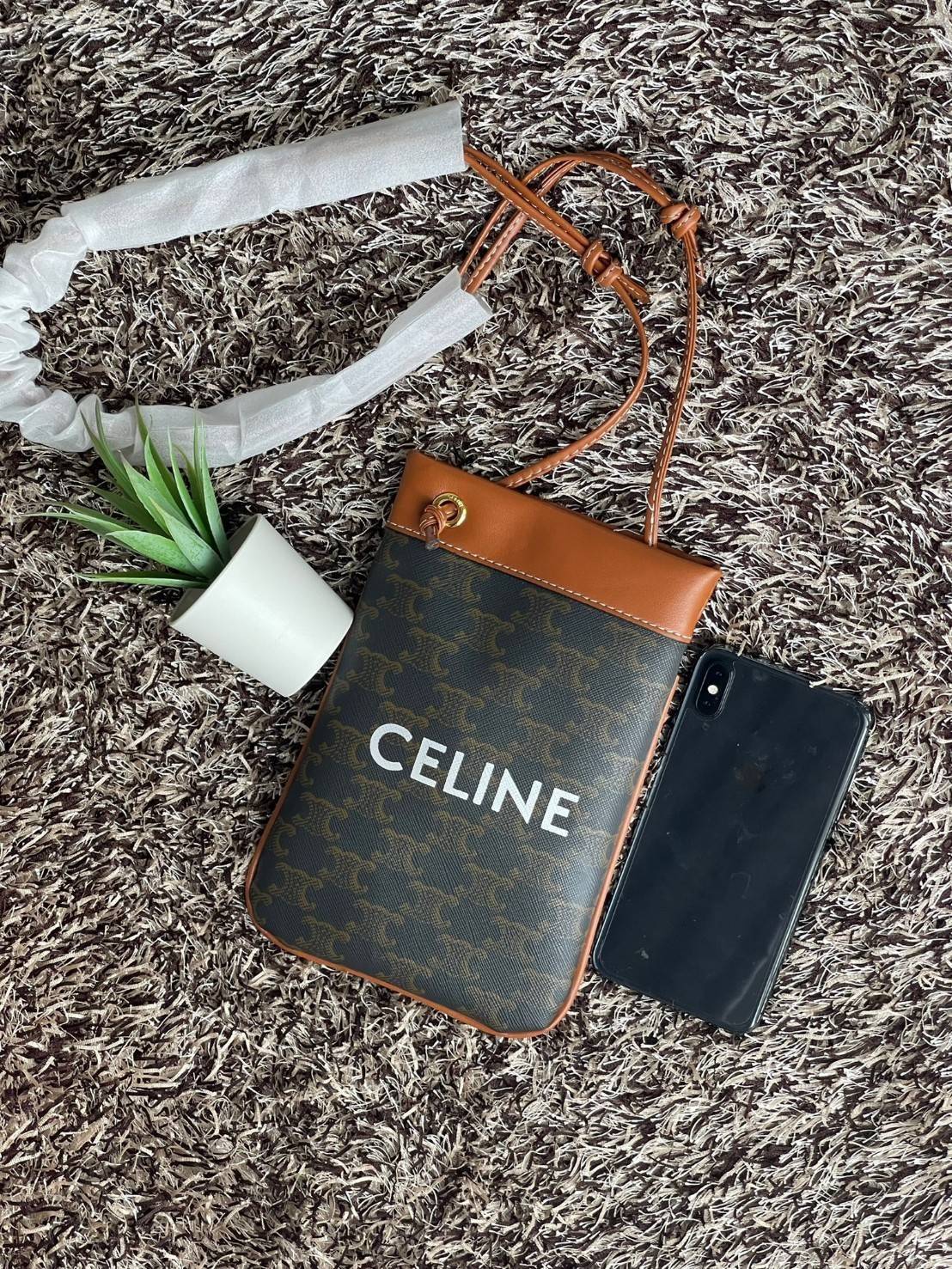 Celine Triomphe Pouch Crossbody Bag / Celine Phone Bag ในวันที่ต้องการความคล่องตัว เราสามารถหยิบกระเป๋าใส่โทรศัพท์ประเภทนี้เพื่อใส่เพียงแค่โทรศัพท์ เงิน และของสำคัญชิ้นเล็ก ๆ ได้เลย โดยไม่ต้องพกกระเป๋าใบใหญ่ ๆ ไปให้เกะกะ แถมยังดูเป็นแฟชั่นที่ทันสมัยอีกด้ว