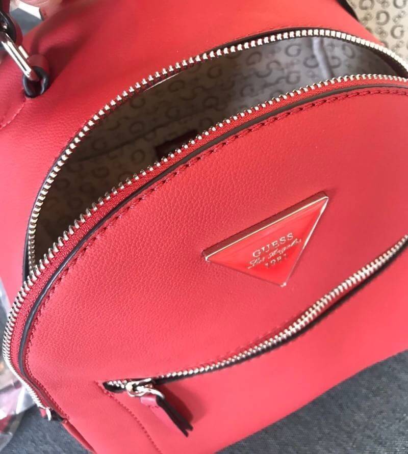 GUESS GILMAN BACKPACK BAG กระเป๋าสะพายเป้ วัสดุ Saffiano คุณภาพดี น้ำหนักเบา ด้านหน้าประดับด้วยโลโก้แบรนด์สวยโดดเด่น มีช่องสำหรับใส่ของด้านหน้า1ช่อง ช่องหลักเปิดปิดกระเป๋าด้วยซิปสะดวกใช้ ด้านในโล่งกว้าง มีช่องเล็กสำหรับใส่ของหลายช่อง ซับในลายแบรนด์ สามารถ