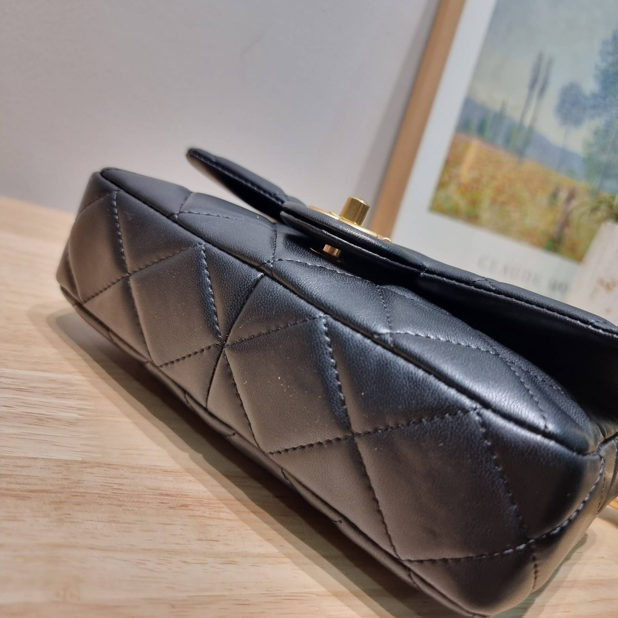 Chanel chunky chain bag in black สวยฟาดย้อนยุคความหรู ในราคาที่จับต้องได้ กับกระเป๋าสะพายไหล่ ไซส์กำลังสวย โดดเด่นด้วยสายสะพายโซ่สลับหนังเส้นใหญ่ ทนทาน ดูแพง