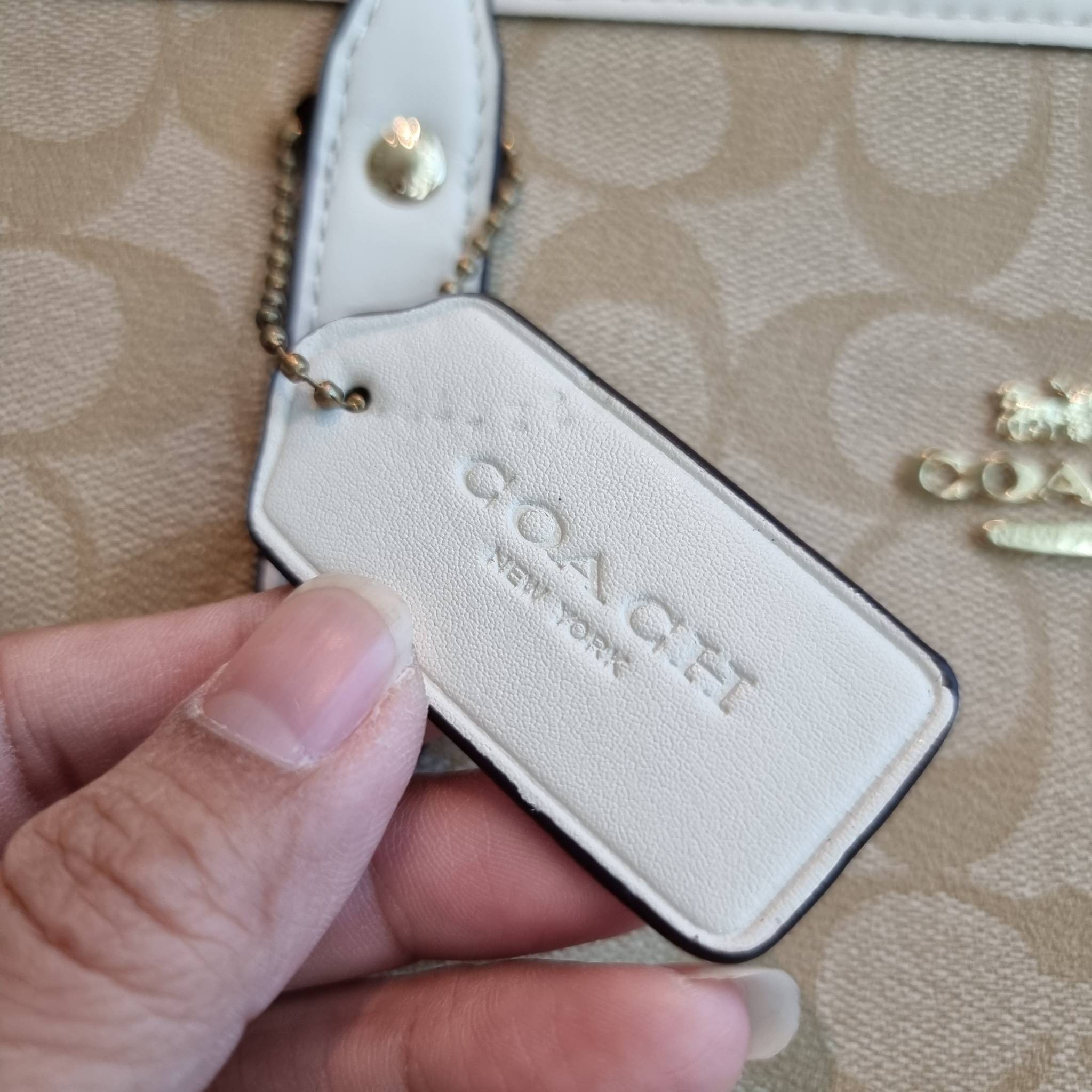 OUTLET 】COACH F58292 CITY ZIP TOTE IN SIGNATURE 16" รุ่นขายดี!! ไซส์ใหญ่ สีสวยมาให้แบบจัดเต็ม!! กระเป๋าถือทรงโท้ทใบใหญ่ สวยน่าใช้ทุกสี สะพายคล้องไหล่ได้เก๋ๆ จุของแน่นๆไปเลยจ้า!! วัสดุหนังแคนวาสคุณภาพ ปากกระเป๋าเปิด-ปิดด้วยซิป กันของหล่นได้ ถือไปไหนก็