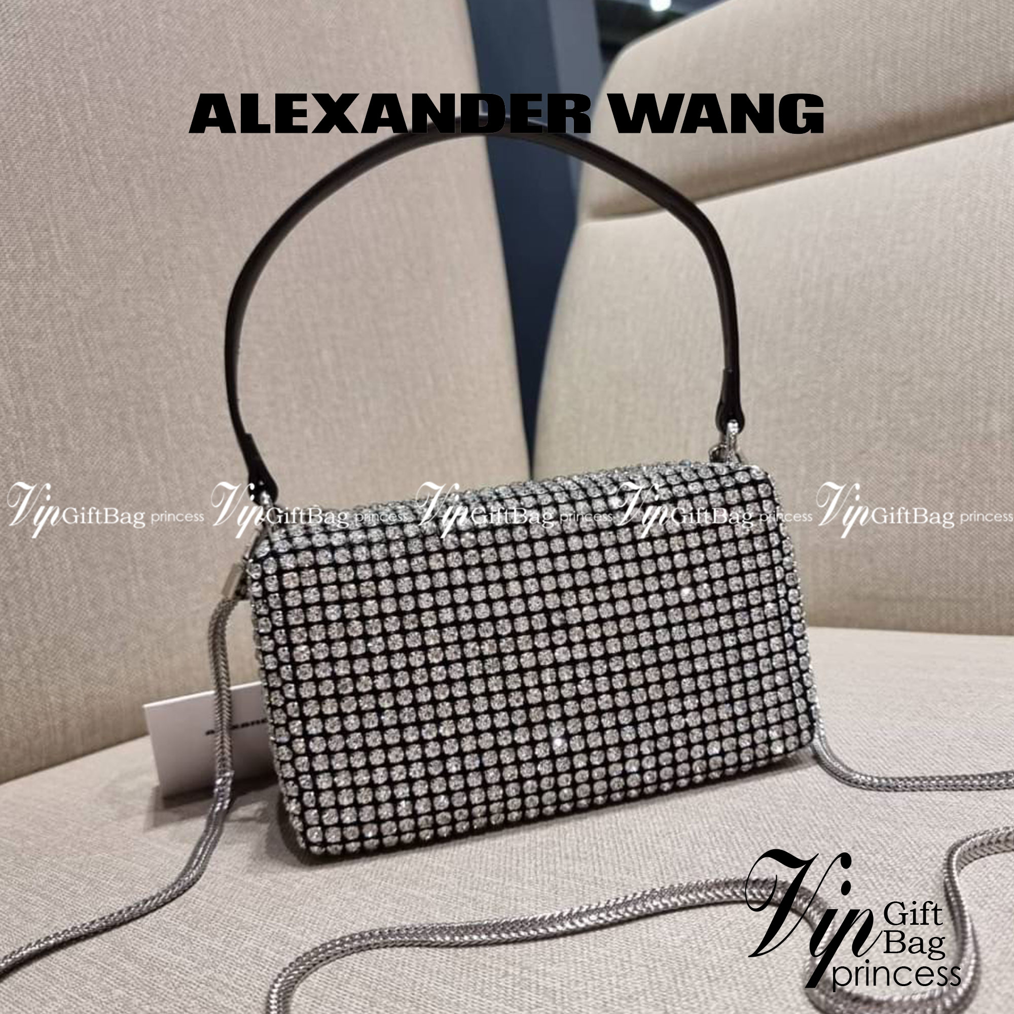 ALEXANDER WANG HEIRESS POUCH IN RHINESTONE MESH จัดให้แบบสุดตัว กับไอเท็มที่สาวๆต่างเรียกร้อง กับกระเป๋าพอชตกแต่งพลอยเทียม หรูหรา โดดเด่น ดูแพง ด้วยการตัดเย็บเรียงร้อยลงบนตาข่ายเนื้อละเอียด ทำให้ดูดีมีราคางดงามจริงๆ เปิด-ปิดด้วยซิป ขนาดกำลังสวย ภายในเป็นช