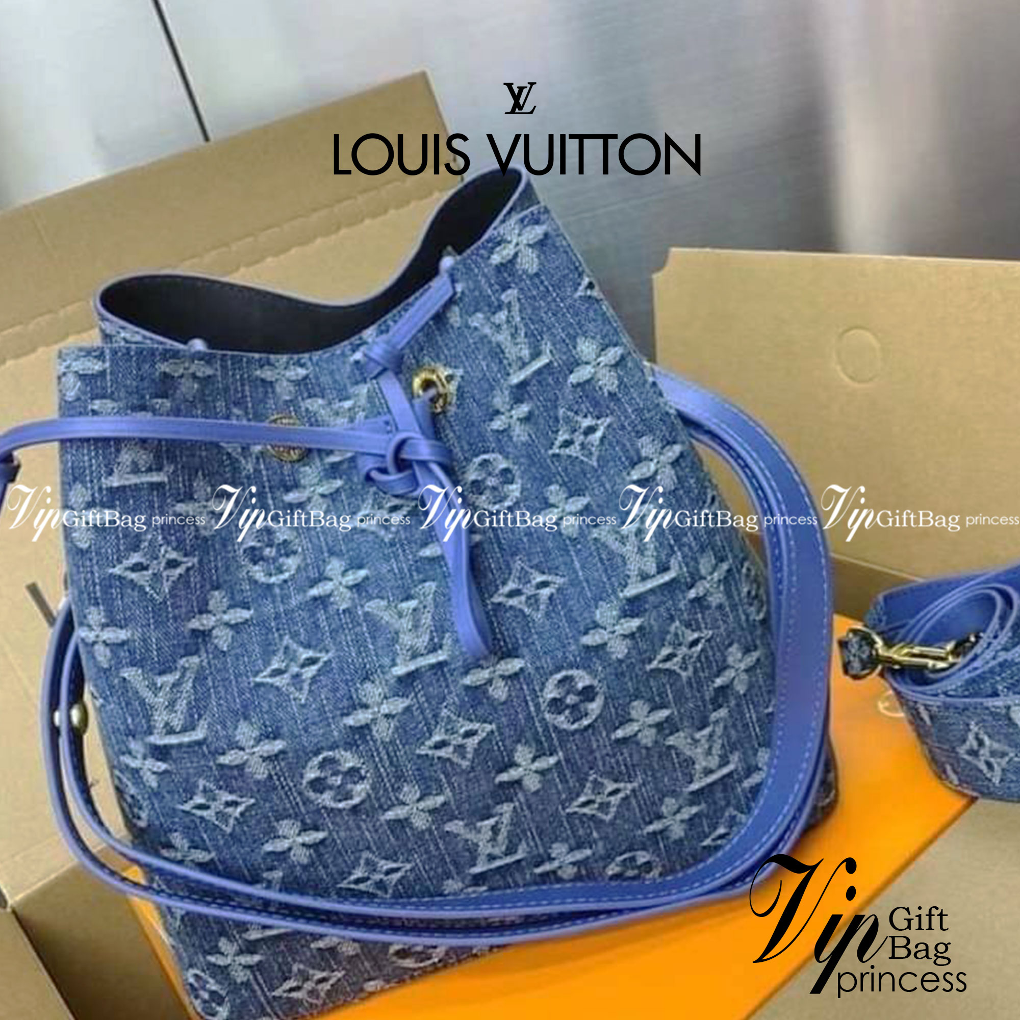 Louis Vuitton Blue Monogram / LV Denim Bucket Bag กระเป๋าทรงบัคเก็ต แบบมีหูรูดทำมาจากหนังแคนวาสโมโนแกรม ที่มีขอบหนังตัดกัน ที่จับหนังที่พกพาสะดวก พร้อมสายสะพาย 2 เส้น สายสปอร์ต และสายหนัง พร้อมส่งที่ไทย