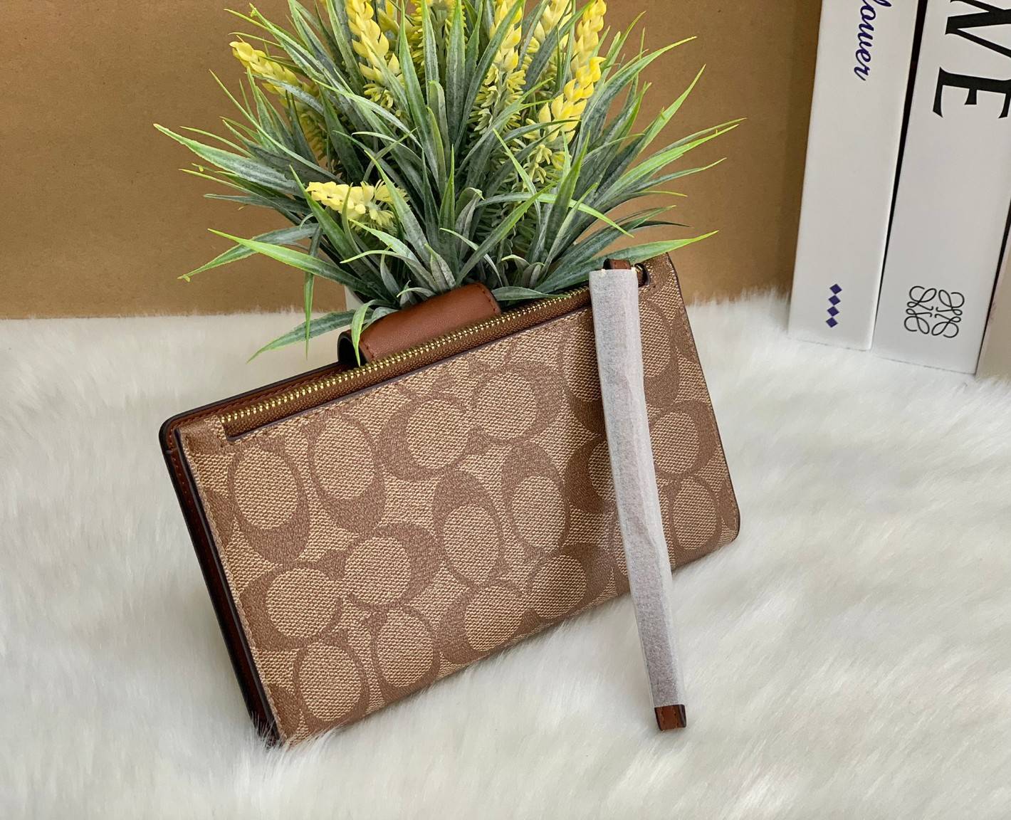 พร้อมส่งครบ 5 สี กระเป๋าสตางค์ที่สาวๆต้องมีติดตัวค่าา😘 COACH TECH WALLET IN COLORBLOCK SIGNATURE ((C2874)) ✔️กระเป๋าเงินใบยาว หนังแท้ พร้อมสายคล้องมือในตัวค่ะ ✔️เปิดปิดด้านหน้าแบบฝากระดุม ภายในมีช่องใส่ธนบัตร2ช่อง ;สามารถใส่มือถือ ip