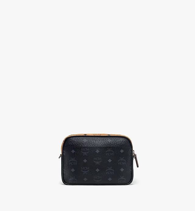 M.C.M KLASSIK CROSSBODY IN VISETOS MIX คลาสสิคสมชื่อ!! กระเป๋าสะพายข้างทรงครอสบอดี้ ดีไซน์มิกซ์แอนด์แมทช์สุดคูล ใหม่ล่าสุด เท่ได้ไม่ซ้ำใคร โลโก้โลหะรมดำดูมีเสน่ห์ วัสดุหนังแคนวาสคุณภาพดี มีช่องหลัก 2 ช่อง เปิด-ปิดด้วยซิป ด้านหลังมีช่องย่อยอีกหนึ่ง ภายในโล