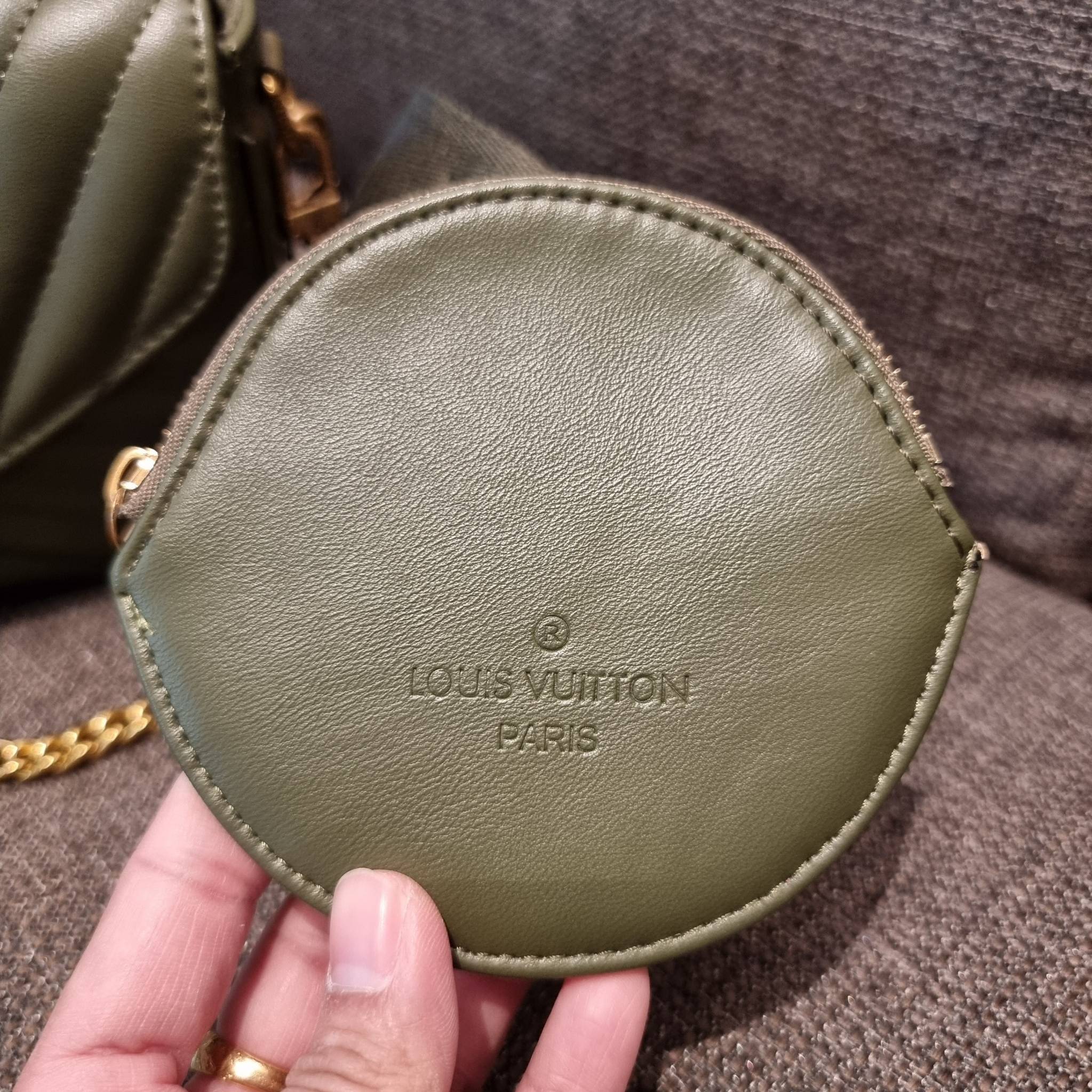 LV new wave pochette multi bag กระเป๋าสะพายมัลติฟังก์ชั่น สุดหรู มาพร้อม box set รับรองว่าดีงาม ลูกเล่นคลาสสิคผสานความวินเทจ มีสายสะพายให้ 2 เส้น และกระเป๋าใบลูก เล็กน่ารัก วัสดุหนังแท้ ภายในเป็นช่องโล่ง แบ่งสัดส่วนมีช่องย่อย ใบนี้ปรับใช้ได้หลายสไตล์ ลุคไ