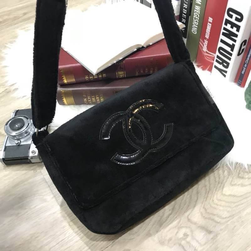 Chanel Beaute Crossbody Bag กระเป๋าสะพาย VIP. GIFT ของแท้ จาก Chanel Cosmetic วัสดุขนวูฟสีดำหนานุ่ม ตัดโลโก้แบรนด์หนังแก้วอสวยโดดเด่น น้ำหนักเบา เปิดปิดด้วยฝาปิดกระดุมแม่เหล็ก ใบใหญ่กำลังดี ใส่ iPad, กระเป๋าสตางค์ใบยาว, และของจุกจิกได้เยอะ มาพร้อมสายยาวเล